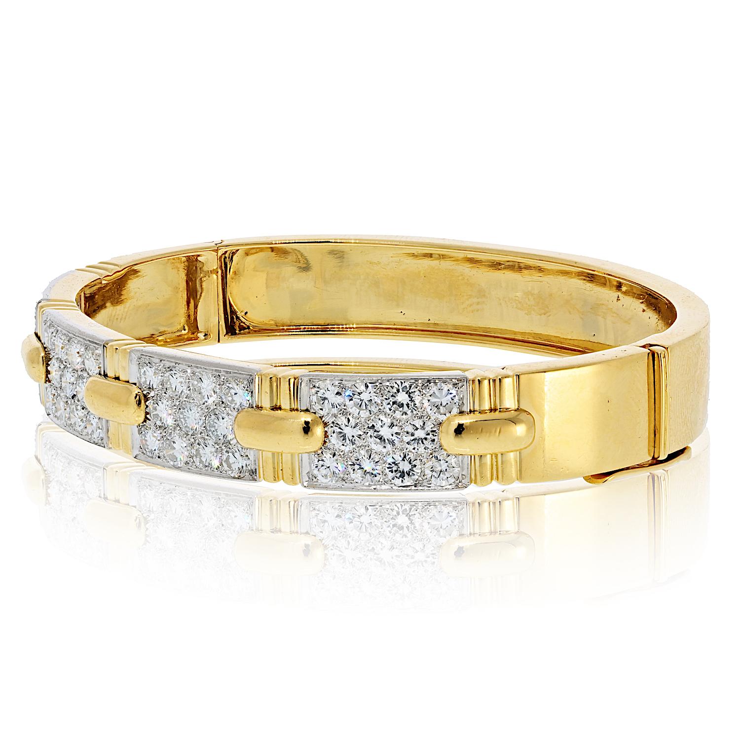 Esta emblemática pulsera brazalete de David Webb es una pieza atrevida y lujosa, elaborada en una sorprendente combinación de platino y oro amarillo de 18 quilates. Con el diseño de 