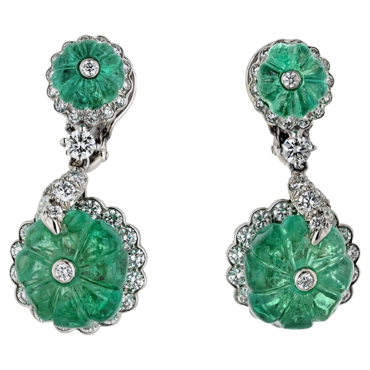 David Webb - Boucles d'oreilles pendantes en platine avec émeraudes sculptées et diamants en vente