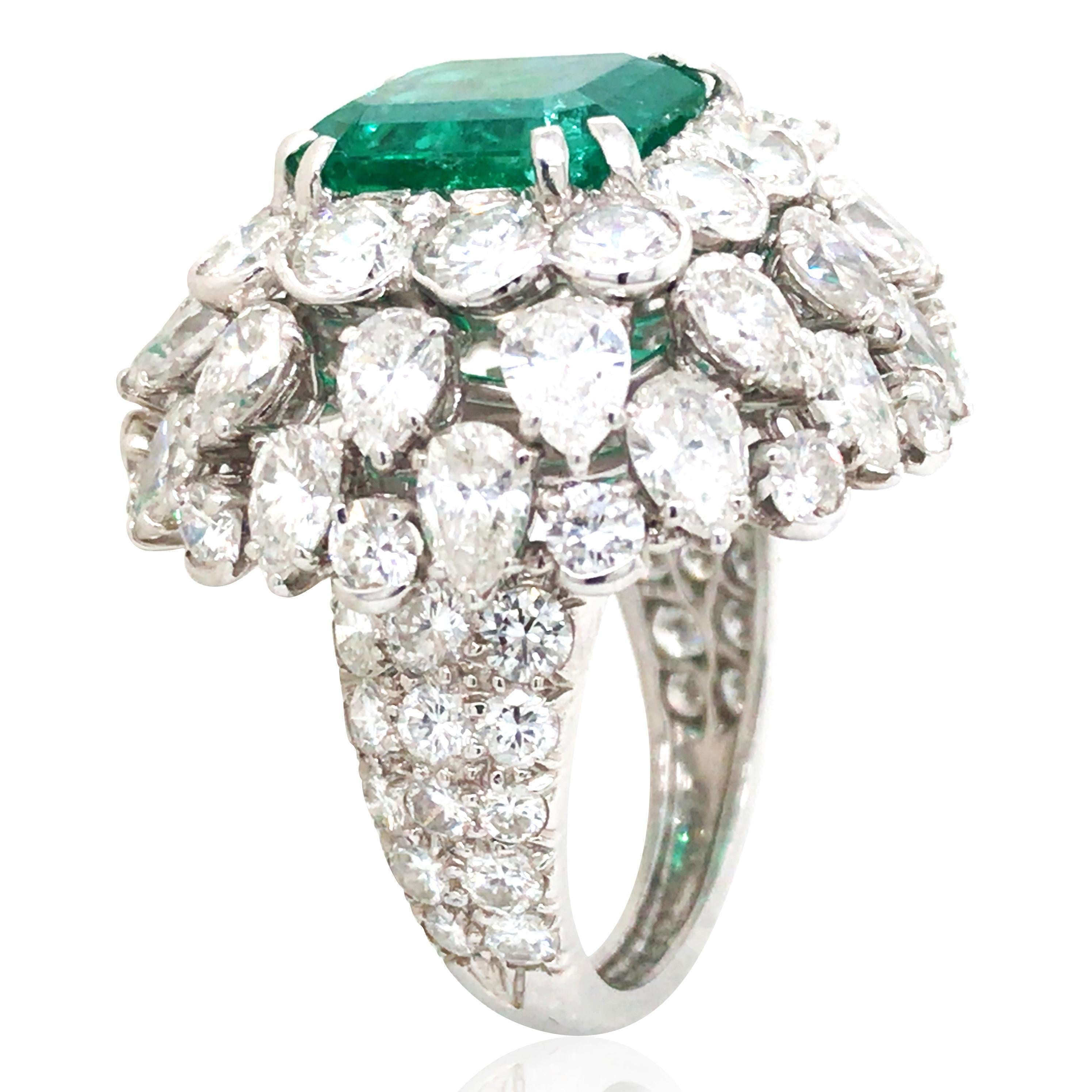 Ring size: 7. Accompanied by an AGL certificate, stating that the emerald is of Colombia origin, with traditional minor treatment. Emeral approx. 5.16ct.  Diamond total approx. 5.33ct.

Weigth: 16.89 grams
Stamp: “DAVID WEBB”“WEBB PLAT”
