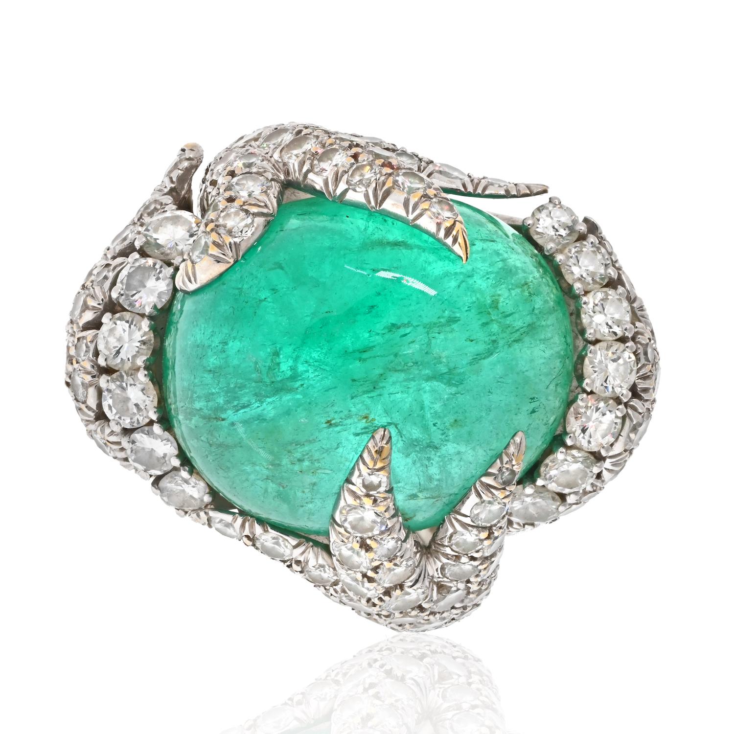 David Webb Platinum Cabochon Emerald and Diamond Cocktail Ring - Approx. 26ct Emerald, 6ct Diamonds

Cette bague de cocktail vintage, audacieuse et luxueuse, a été réalisée en platine et met en valeur une magnifique émeraude verte ovale taillée en