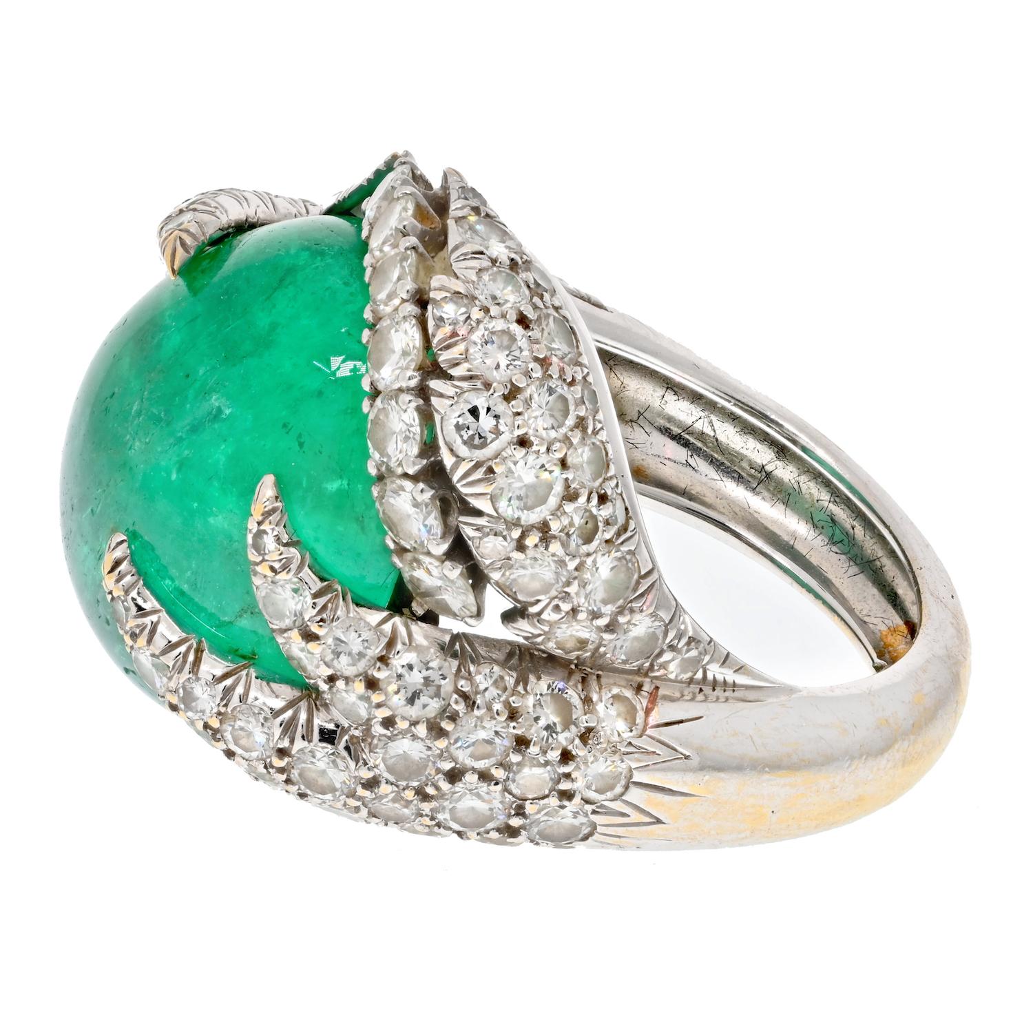 Moderne David Webb Platinum Diamond and Cabochon Cut Green Emerald Ring (bague en platine avec diamants et émeraude verte taillée en cabochon) en vente
