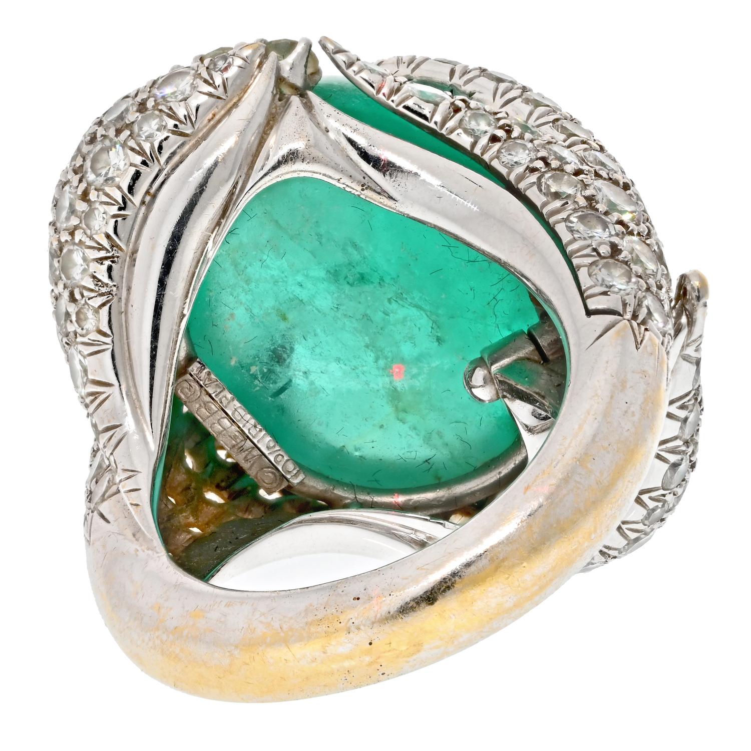 David Webb Platinum Diamond and Cabochon Cut Green Emerald Ring (bague en platine avec diamants et émeraude verte taillée en cabochon) Excellent état - En vente à New York, NY