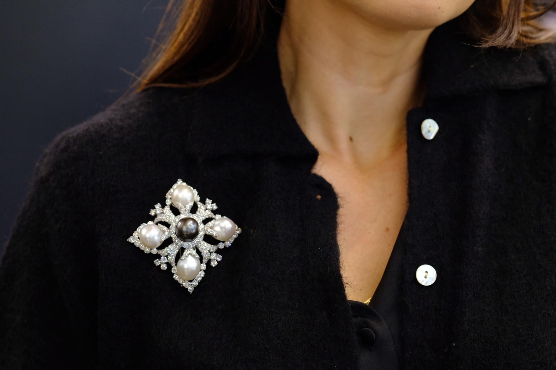 David Webb Broche pendentif croix de Malte en platine, diamants et perles Unisexe en vente
