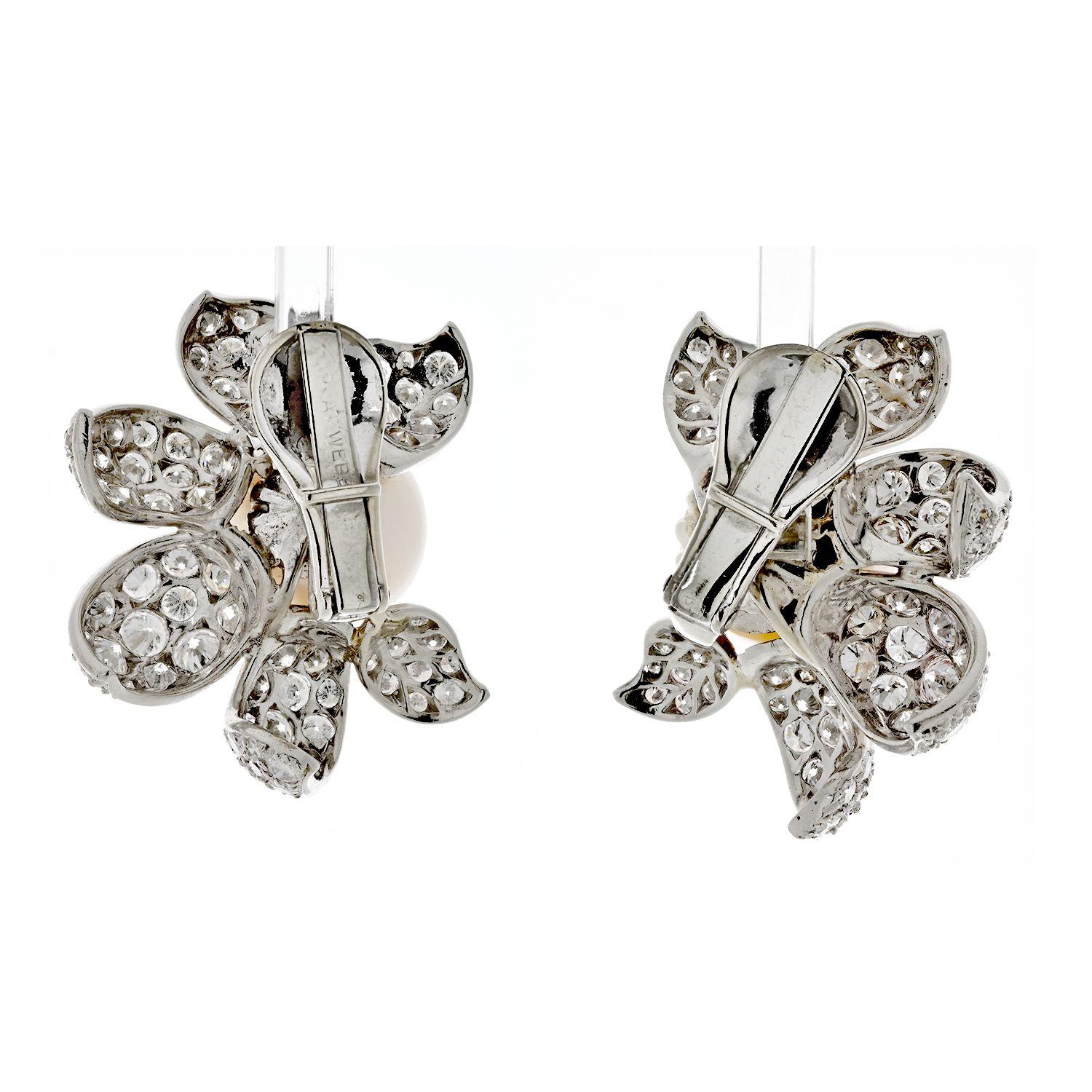 Très belle paire de boucles d'oreilles en platine, diamants et perles de culture de David Webb. Elles sont ornées de diamants ronds de très haute qualité, de taille brillante, totalisant environ 9cts. Les perles sont également de grande qualité,