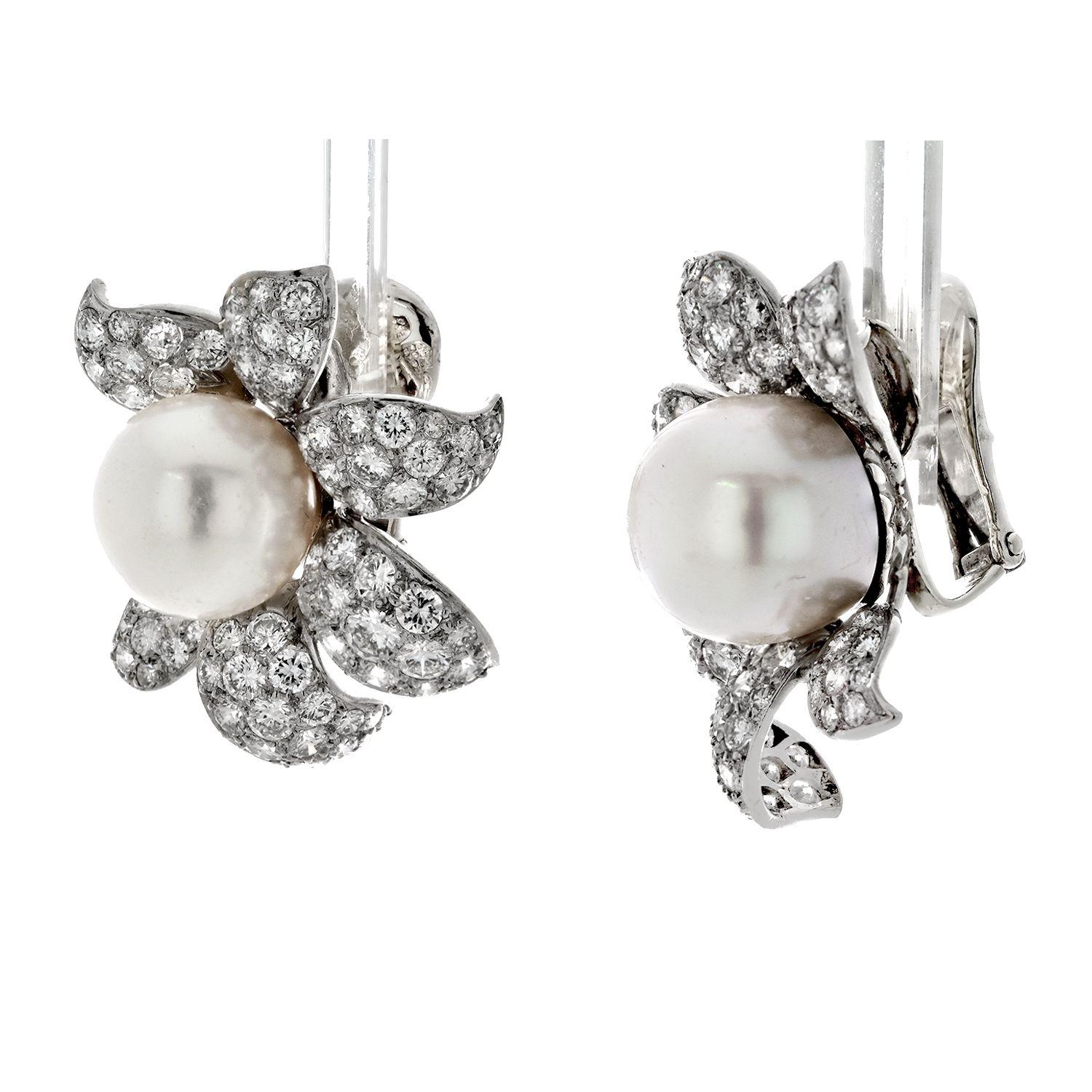 Taille ronde David Webb - Boucles d'oreilles clips en platine, diamants et perles blanches. en vente