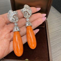 David Webb Platin-Diamant-Ohrringe mit hängender baumelnder Koralle