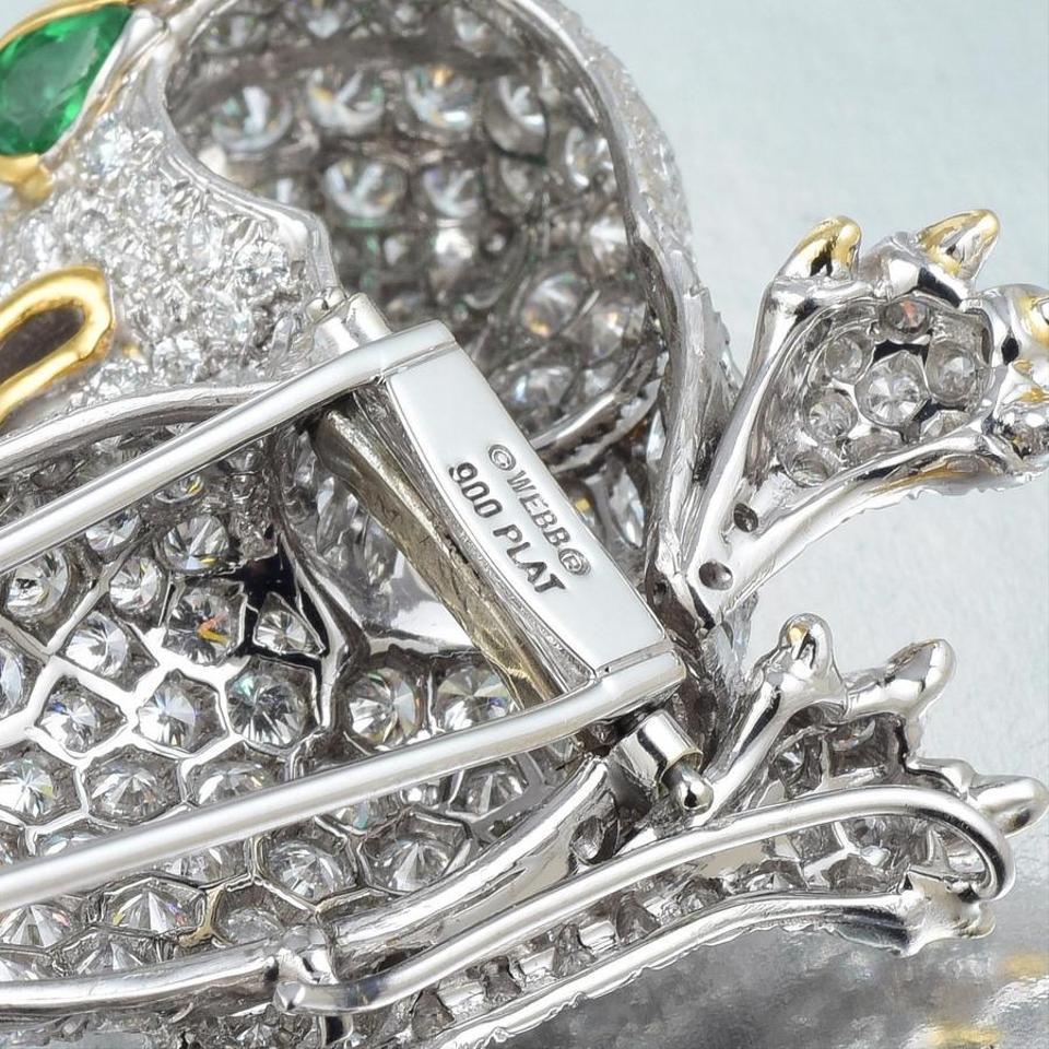 Conçue comme une panthère accroupie, entièrement pavée de diamants ronds de taille brillant, avec des yeux en émeraude de forme poire et un collier en diamant marquise, montée en platine, avec des accents en or jaune 18 carats, le poids total des