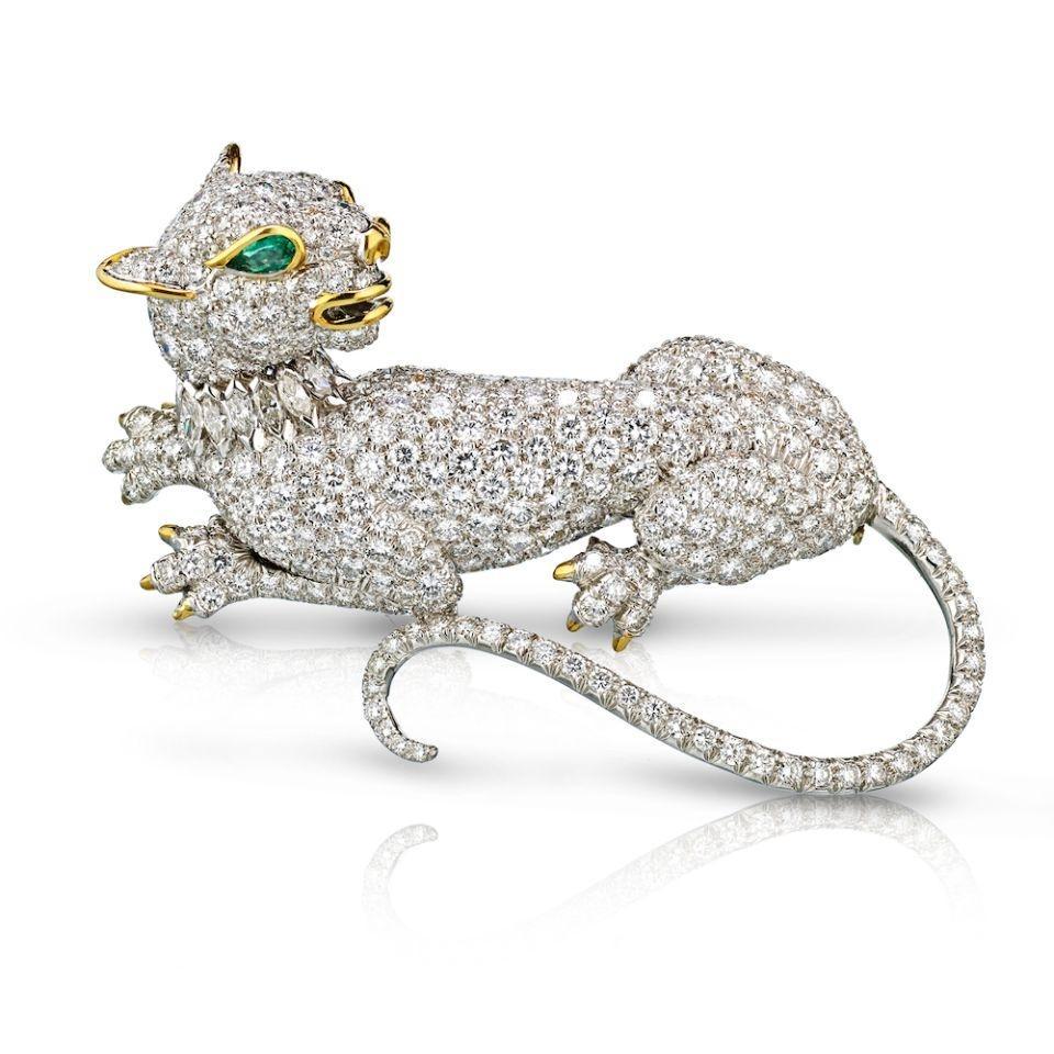 David Webb Platinum Diamond And Emerald Panther Pin Brooch In Excellent Condition For Sale In New York, NY