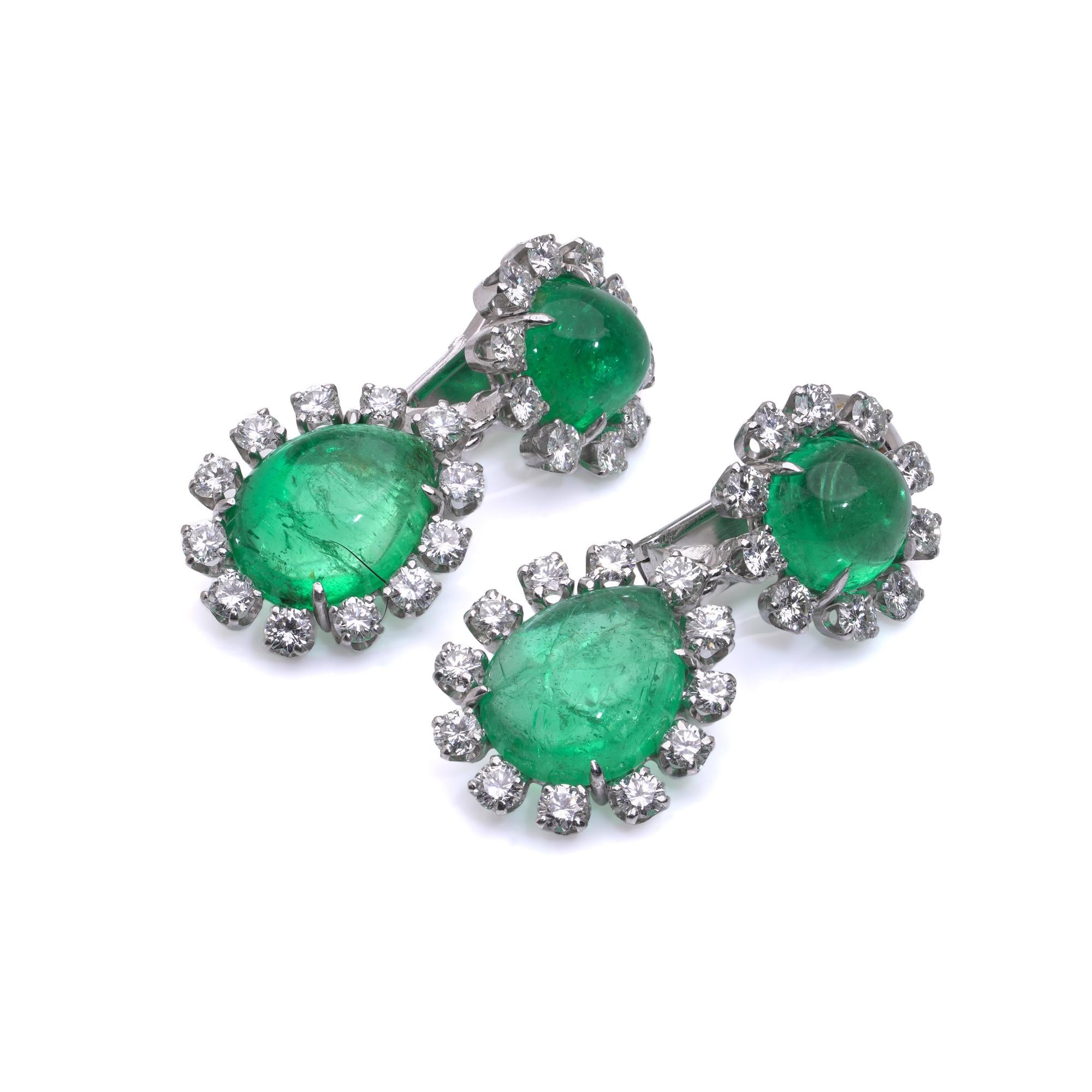 Taille ovale Boucles d'oreilles à pince en platine avec émeraudes et diamants David Webb en vente