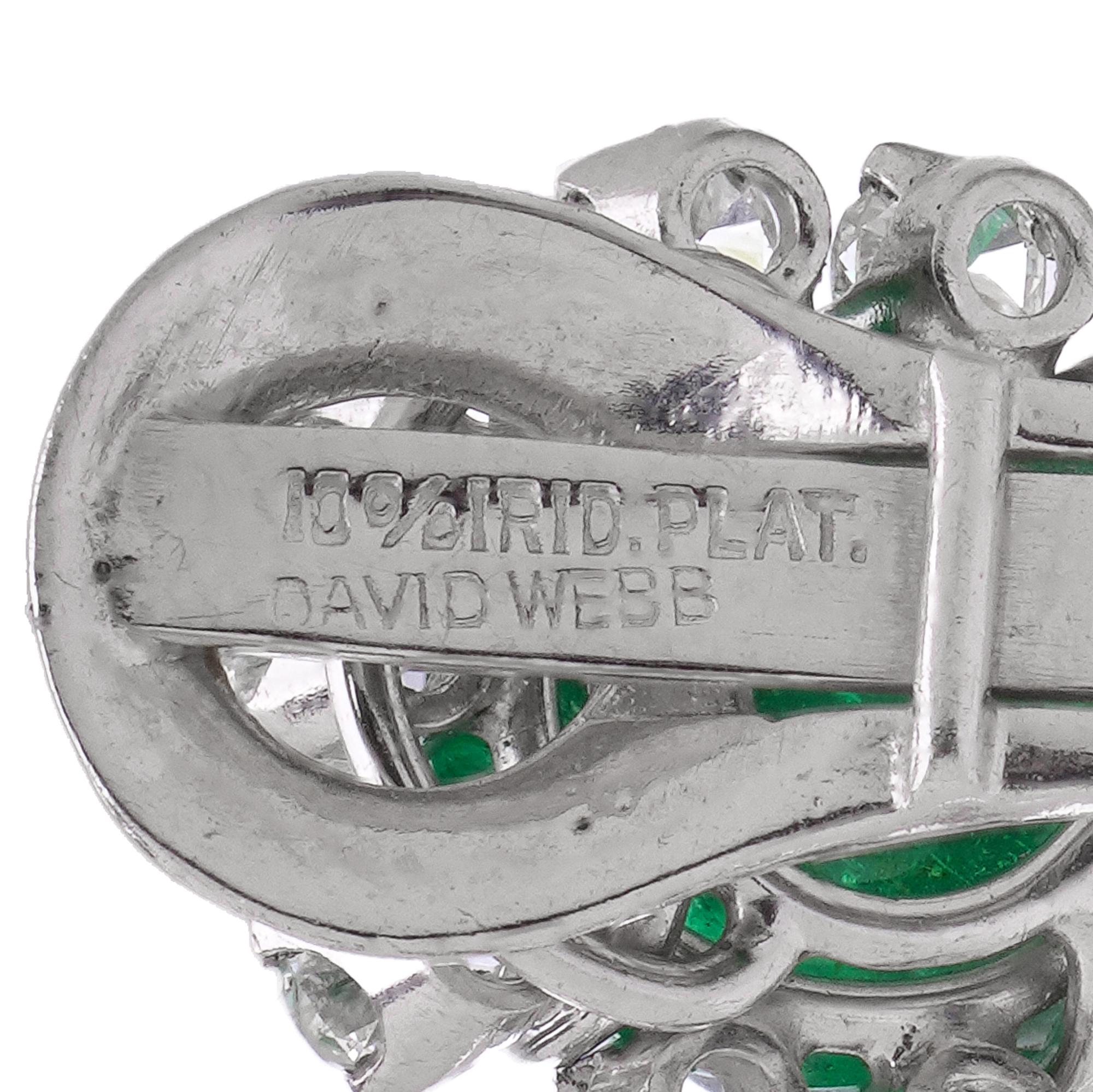 Boucles d'oreilles à pince en platine avec émeraudes et diamants David Webb Unisexe en vente