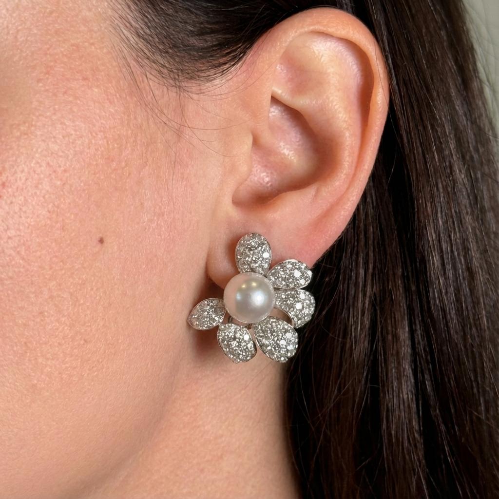 Questi magnifici orecchini a fiore David Webb sono un esempio eccezionale del design audace e scultoreo e dell'impeccabile maestria che contraddistinguono la leggendaria casa di gioielli americana. Realizzati a mano in lussuoso platino, gli