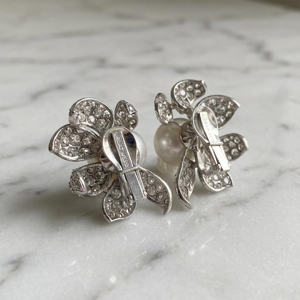 Contemporaneo Orecchini a fiore in platino David Webb con 8 carati di diamanti e perle di mare del sud in vendita