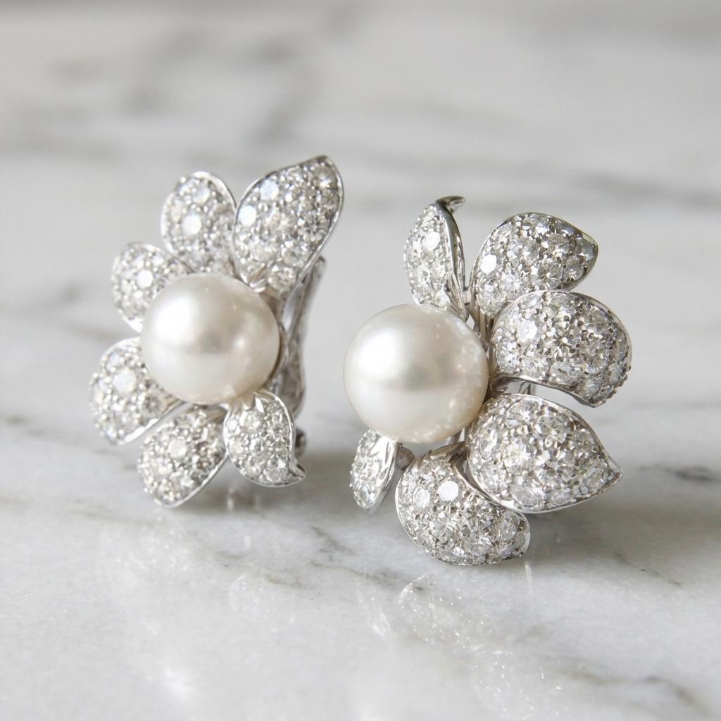 Taglio rotondo Orecchini a fiore in platino David Webb con 8 carati di diamanti e perle di mare del sud in vendita