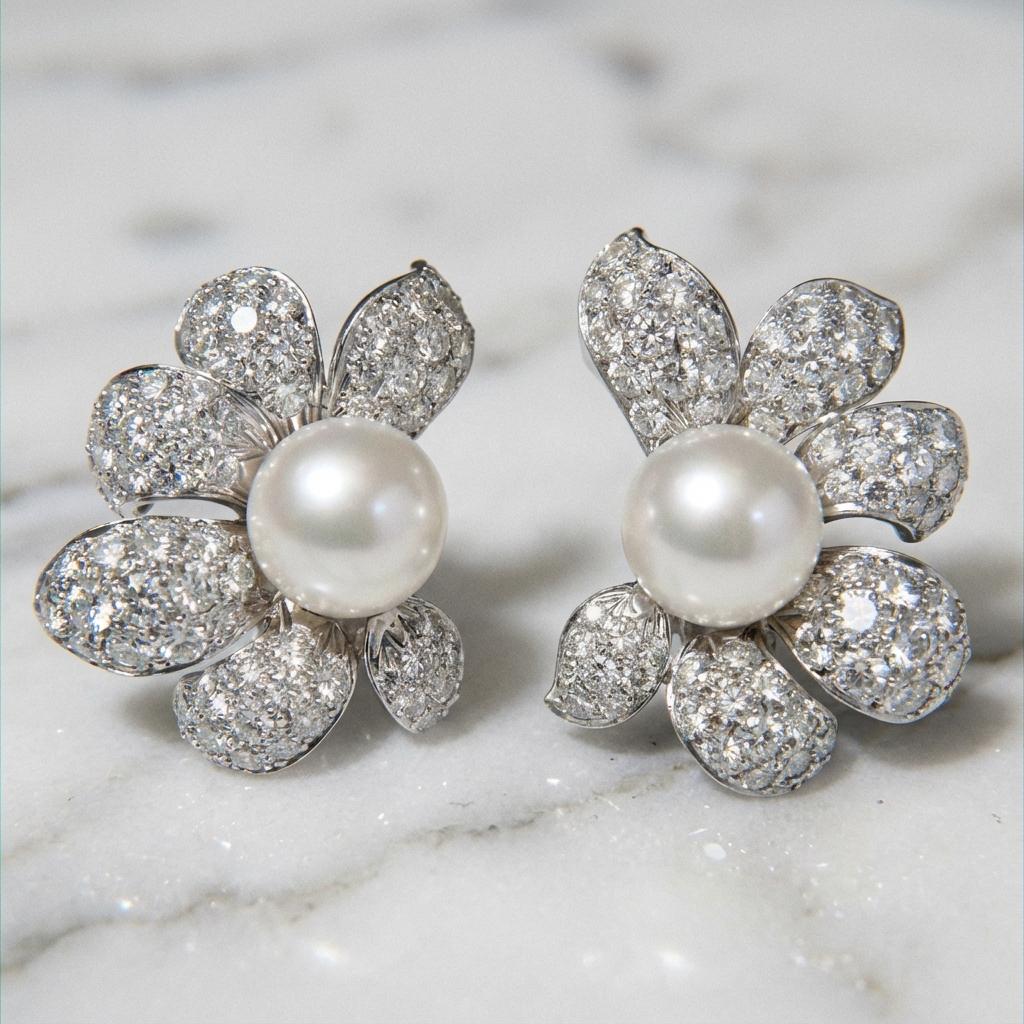 Orecchini a fiore in platino David Webb con 8 carati di diamanti e perle di mare del sud In condizioni ottime in vendita a Chicago, IL