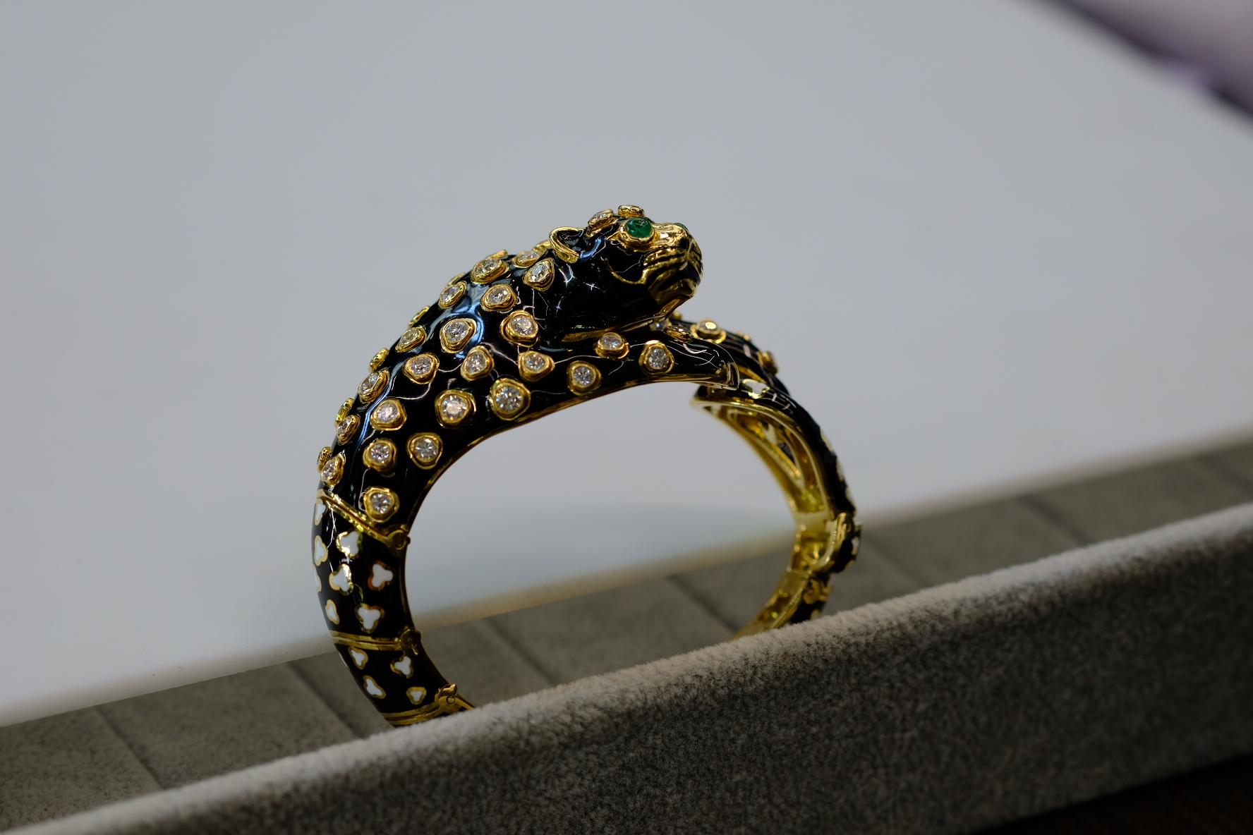 Leopardenarmband aus Platin und Gold mit Emaille, Diamanten und grünen Smaragden von David Webb im Angebot 4