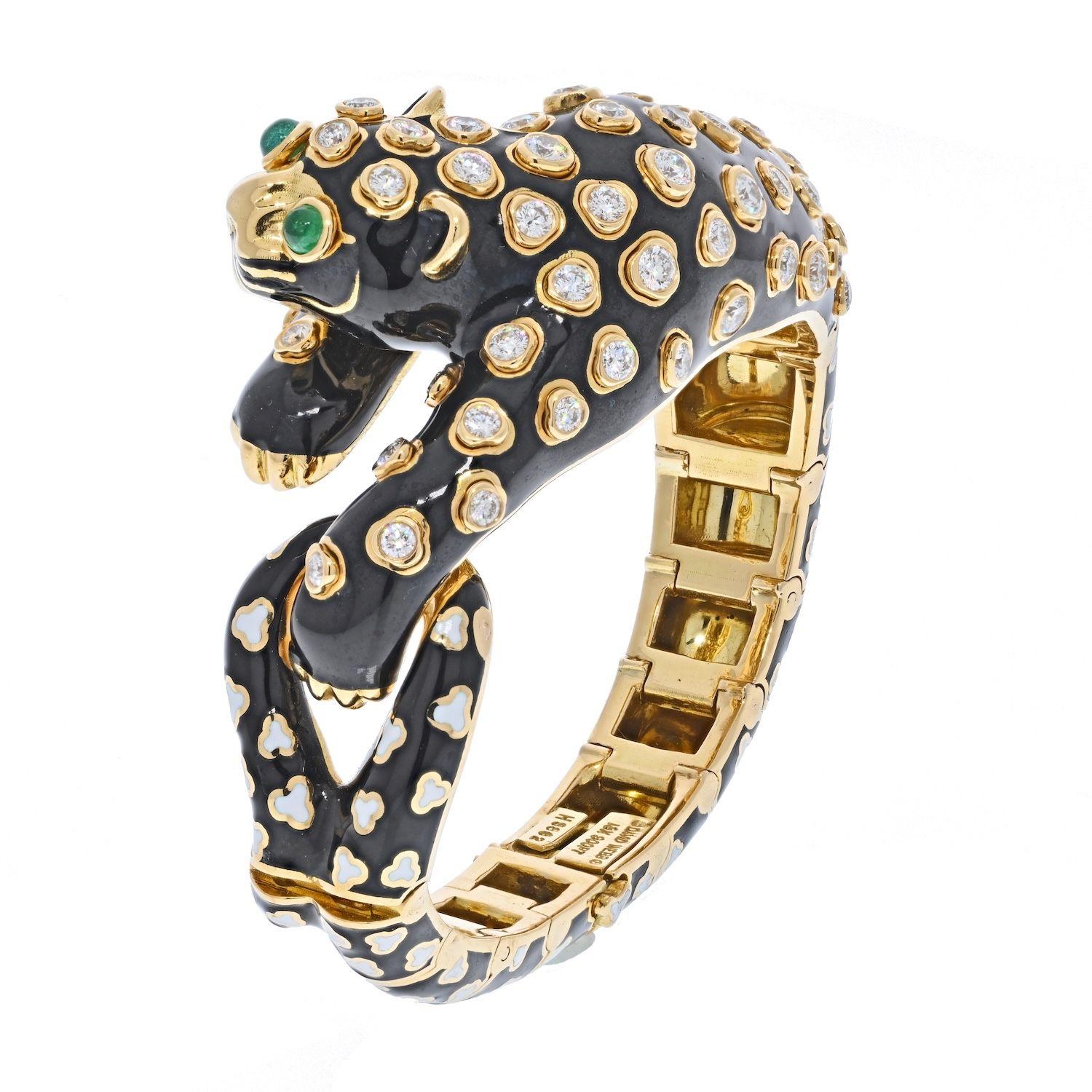 Taille ronde David Webb Bracelet léopard en platine et or, émail et diamants verts en vente