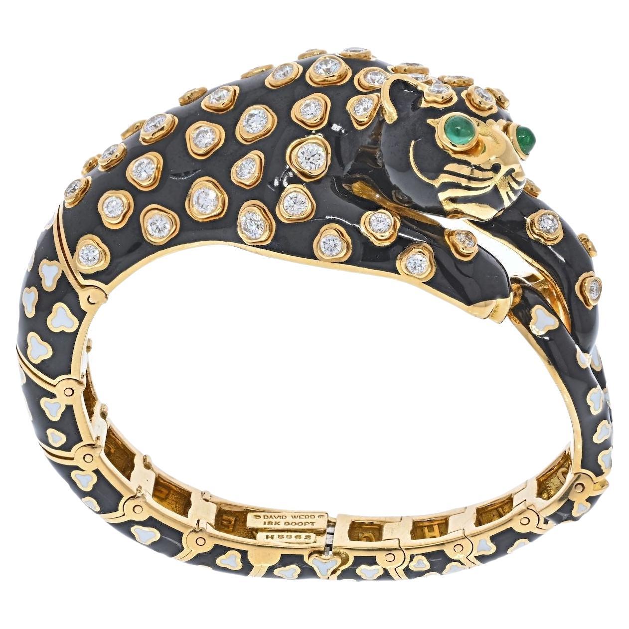 Moderne David Webb Bracelet léopard en platine et or, émail et diamants verts en vente