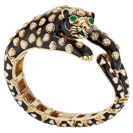 Leopardenarmband aus Platin und Gold mit Emaille, Diamanten und grünen Smaragden von David Webb im Angebot