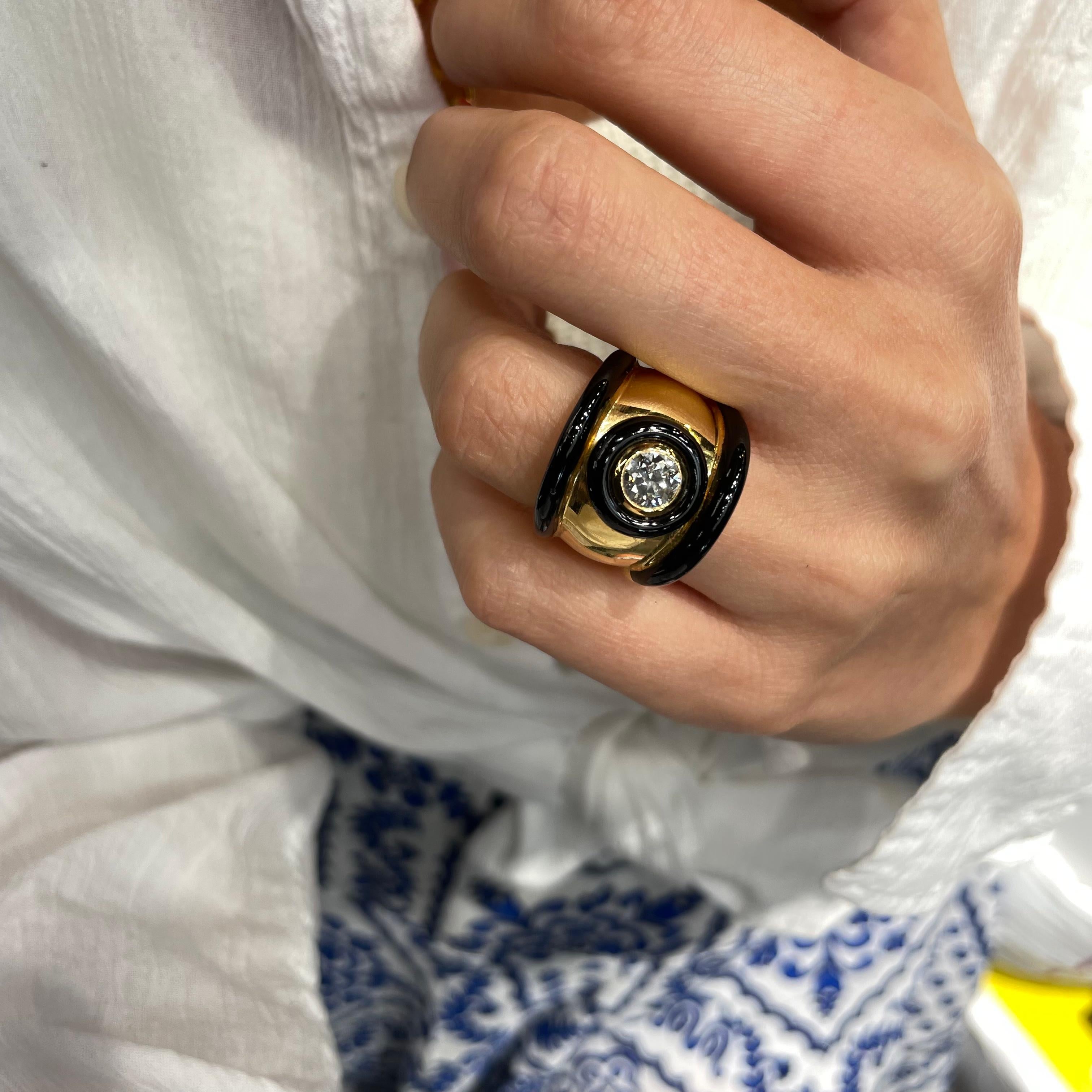David Webb Anello in platino e oro con diamante singolo rotondo e castone in smalto nero in vendita 1