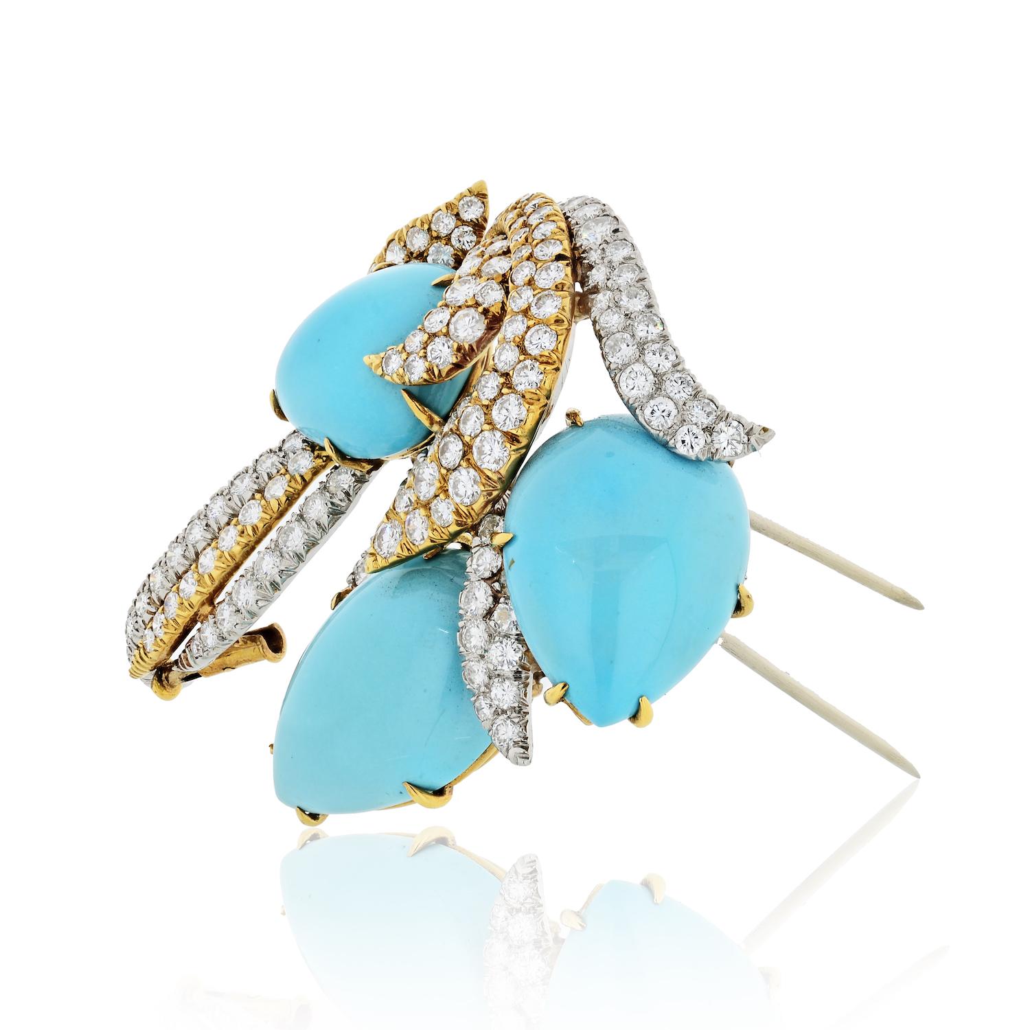 Stunning turquoise and diamond clip created by David Webb in the 1980s. It can also be worn as a pendant. Chic and elegant, the piece is a great addition to your jewelry collection.
The brooch is made of platinum and 18 karat yellow gold, features