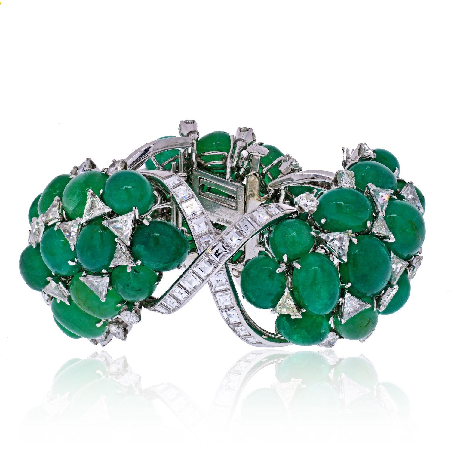 Bracelet flexible David Webb en platine avec émeraudes vertes et diamants.
La bande foliaire flexible, conçue comme une vigne de diamants trilobés et taillés en ligne droite, sertie d'émeraudes vertes cabochon lisses, accentuée par des diamants
