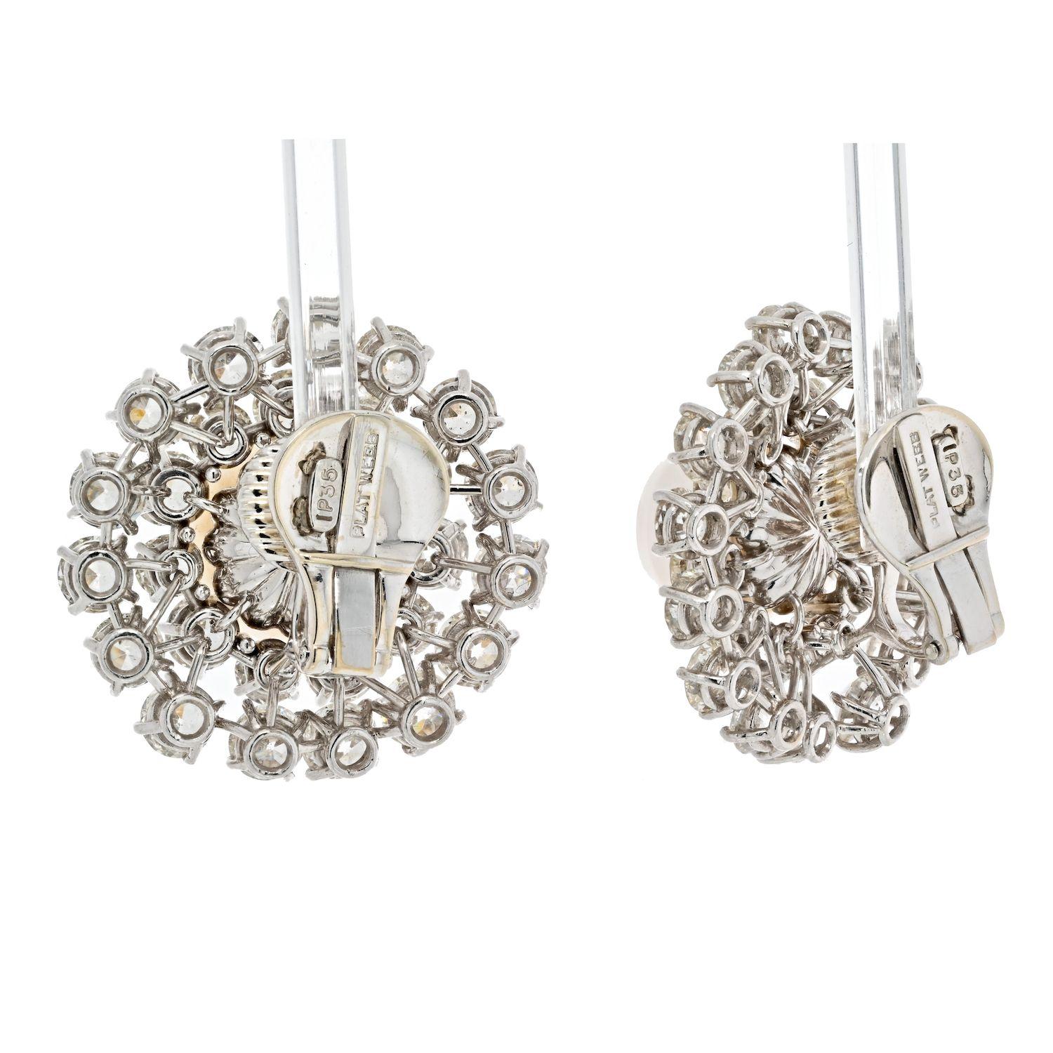 Paire de boucles d'oreilles vintage David Webb en platine avec perles de culture et diamants. Nous adorons ces boucles d'oreilles, non seulement pour leur taille, mais aussi pour les magnifiques diamants de taille vintage qui créent une grappe