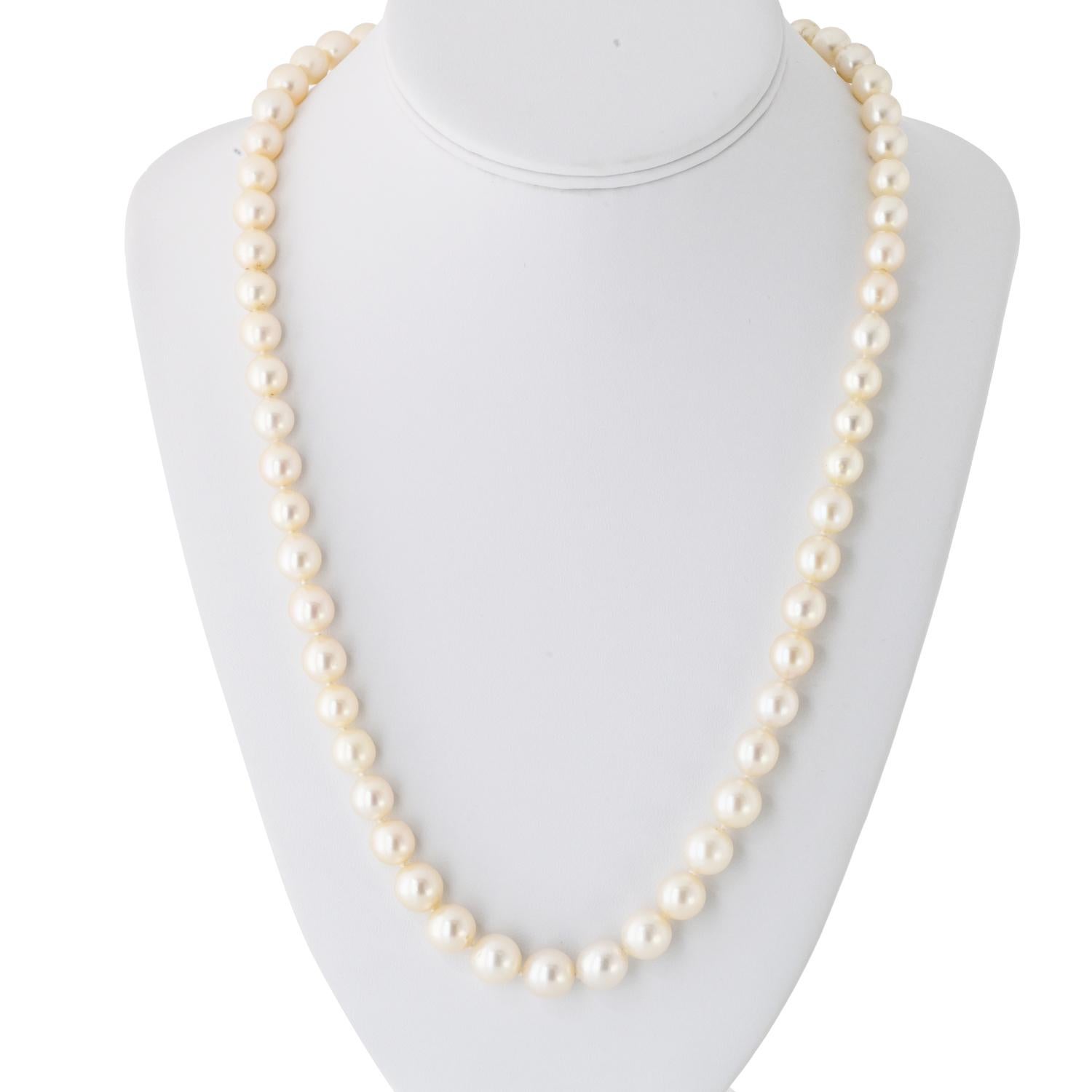 This vintage David Webb pearl necklace is a timeless and elegant piece that belongs in every fine jewelry collection. Crafted with meticulous attention to detail, the necklace features lustrous pearls that exude classic sophistication. 

What sets