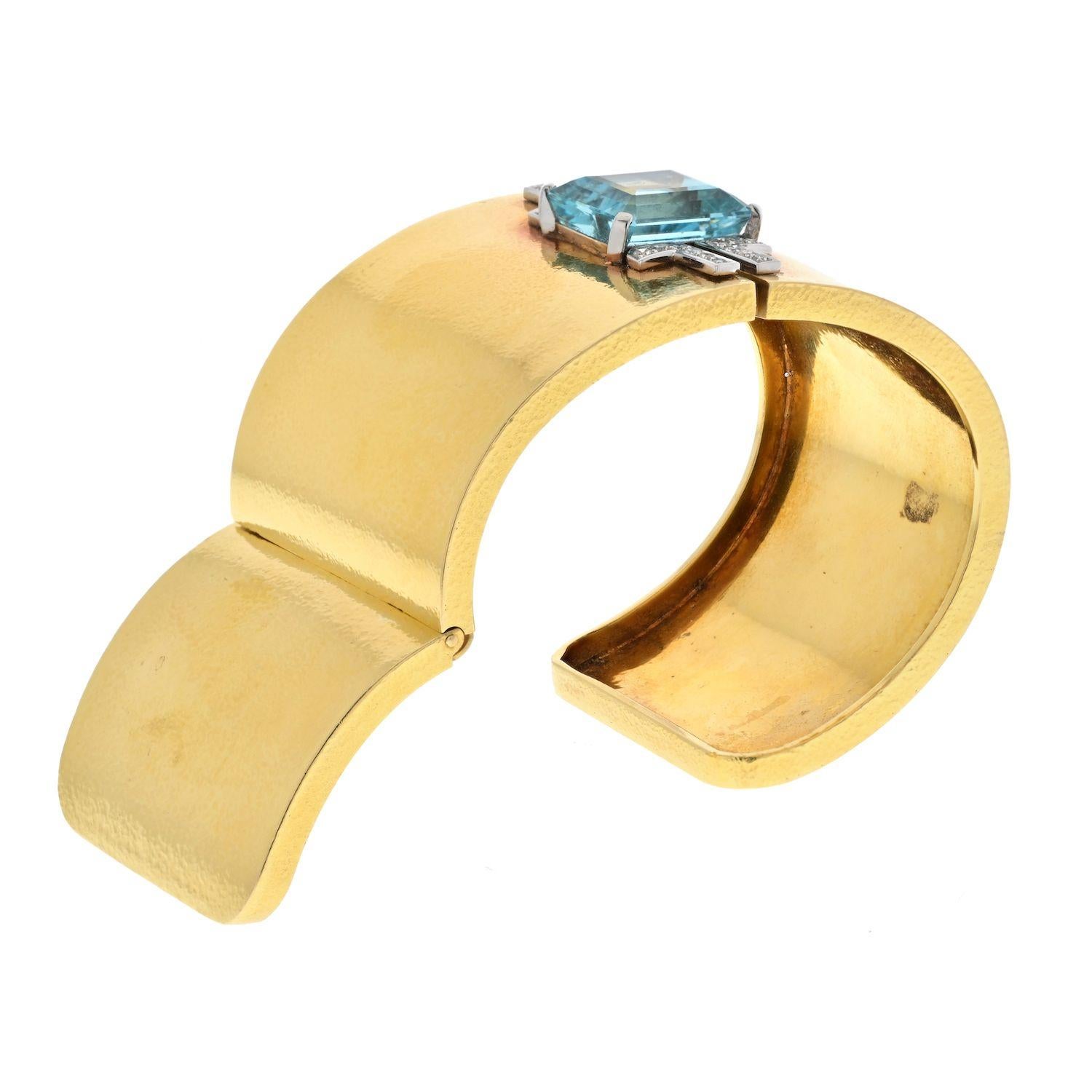 Das breite Aquamarin-Armband aus Platin und 18 Karat Gelbgold von David Webb ist ein atemberaubendes Schmuckstück, das Eleganz und Luxus ausstrahlt. In der Mitte dieses Armbands mit Scharnier befindet sich ein bezaubernder Aquamarin im