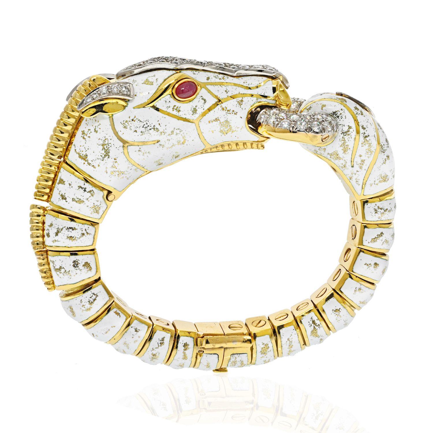 Laissez-vous séduire par l'élégance équestre de ce bracelet cheval en platine et or jaune 18 carats émail blanc pommelé et diamants de David Webb. Créé dans le cadre de la collection Animal Kingdom de David Webb, ce bracelet n'est pas un simple