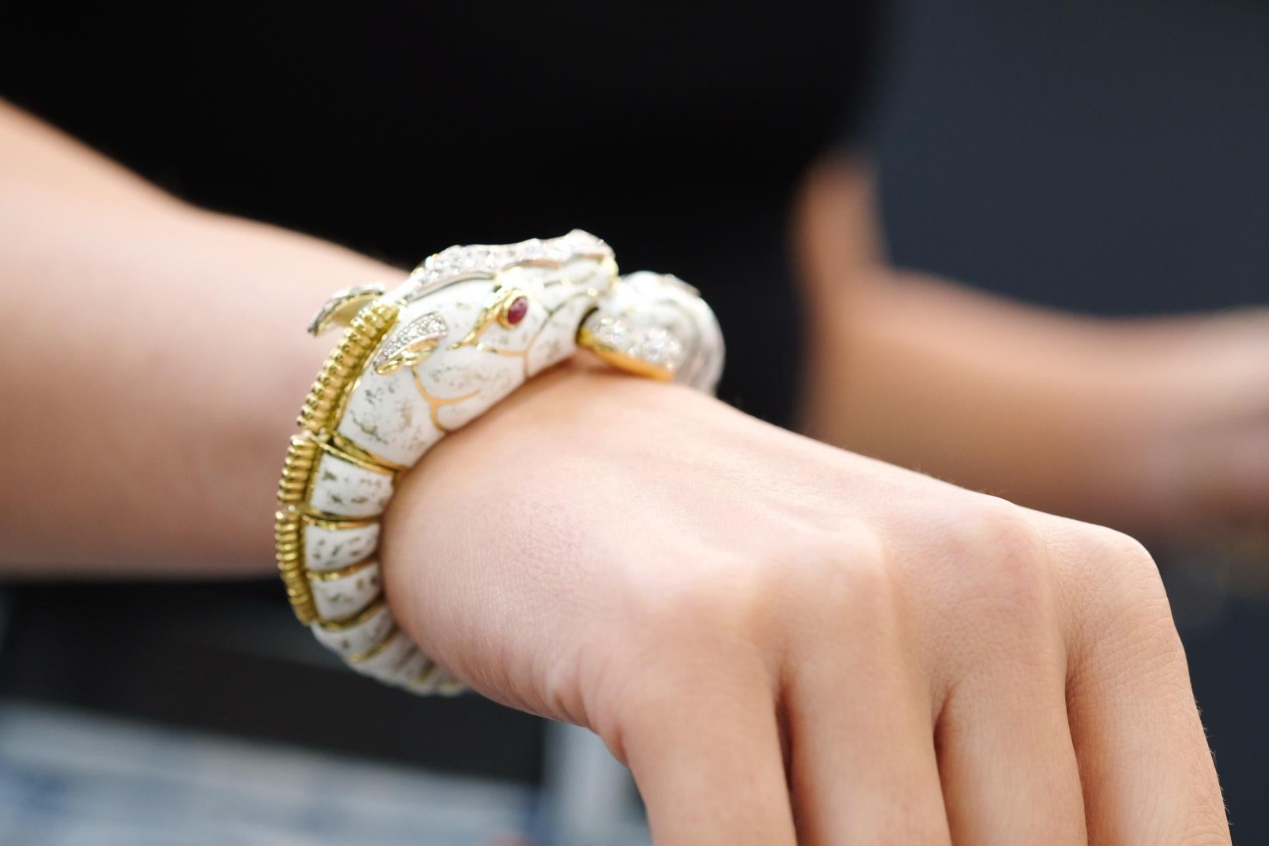 David David Platinum & Yellow Gold Dappled White Enamel Diamond Horse Bracelet (bracelet cheval) Pour femmes en vente
