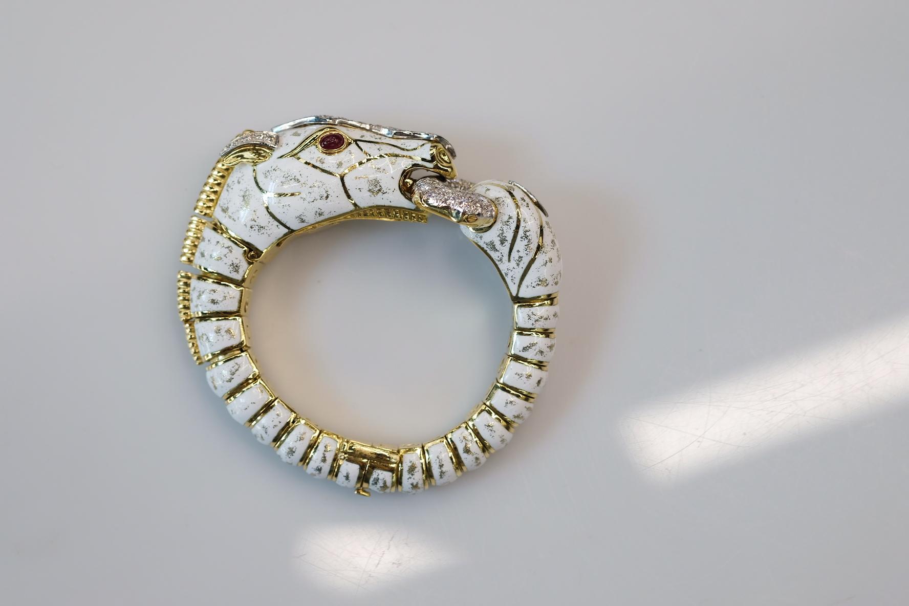 David David Platinum & Yellow Gold Dappled White Enamel Diamond Horse Bracelet (bracelet cheval) en vente 2