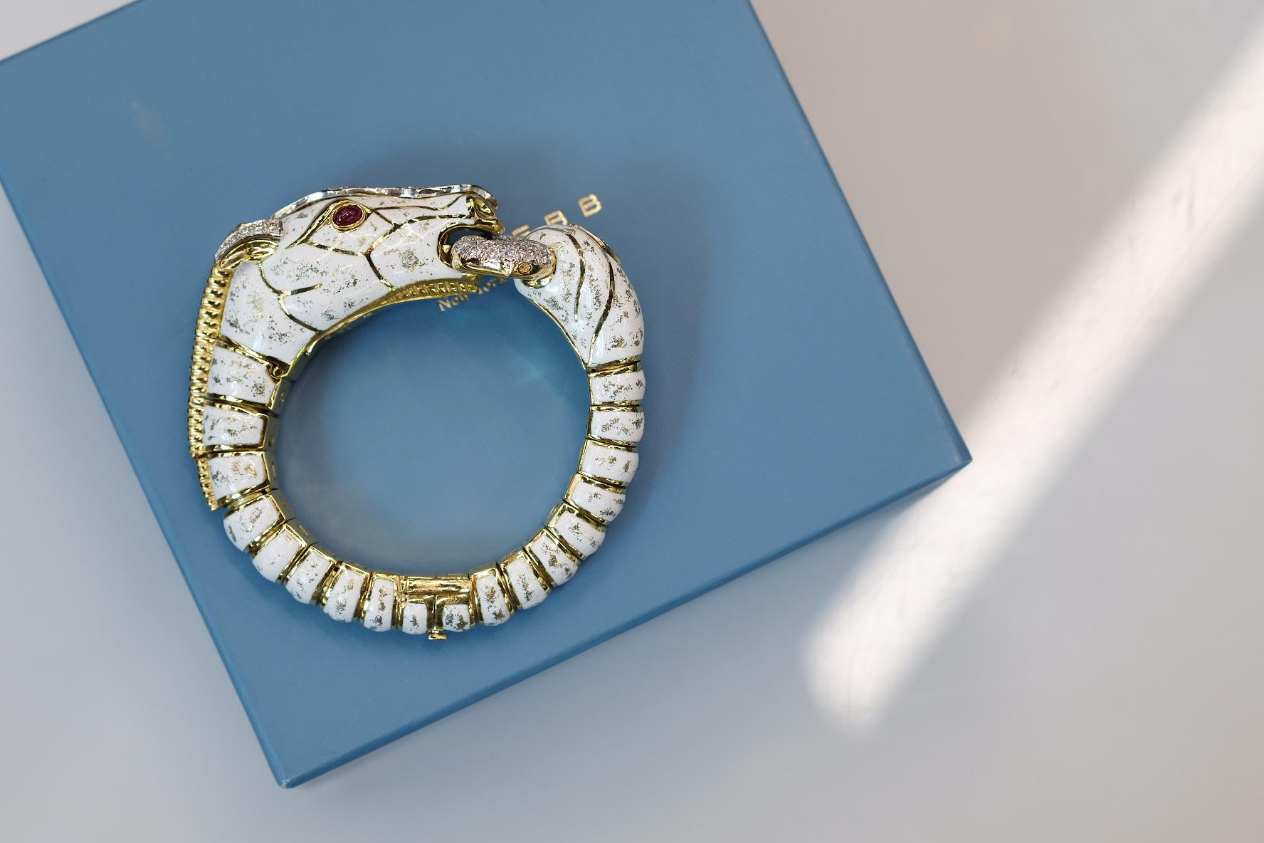 David David Platinum & Yellow Gold Dappled White Enamel Diamond Horse Bracelet (bracelet cheval) en vente 3