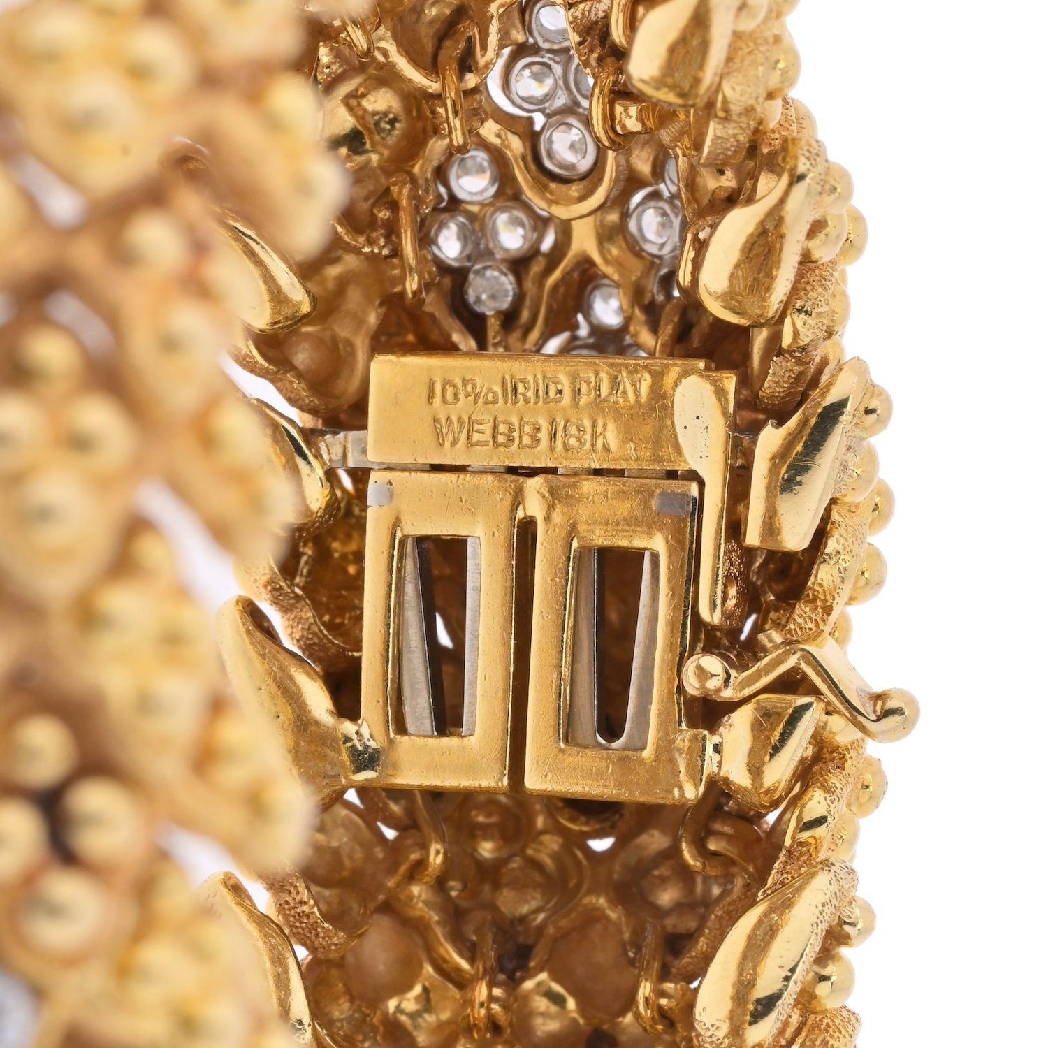 Ce bracelet en dit long. Conçu par David Webb, il présente un motif bosselé en relief avec des accents texturés et des sections de diamants. Réalisé en or jaune 18k et en platine. 
Poids total en carats : 9 cts. 
Taille du poignet : 7 à 7.25