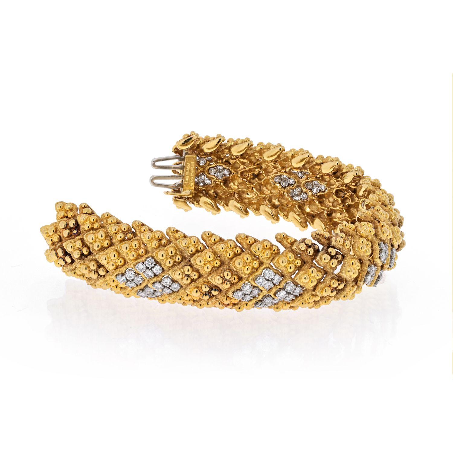 Breites Armband aus Platin und Gelbgold mit strukturierten Diamanten von David Webb (Moderne) im Angebot