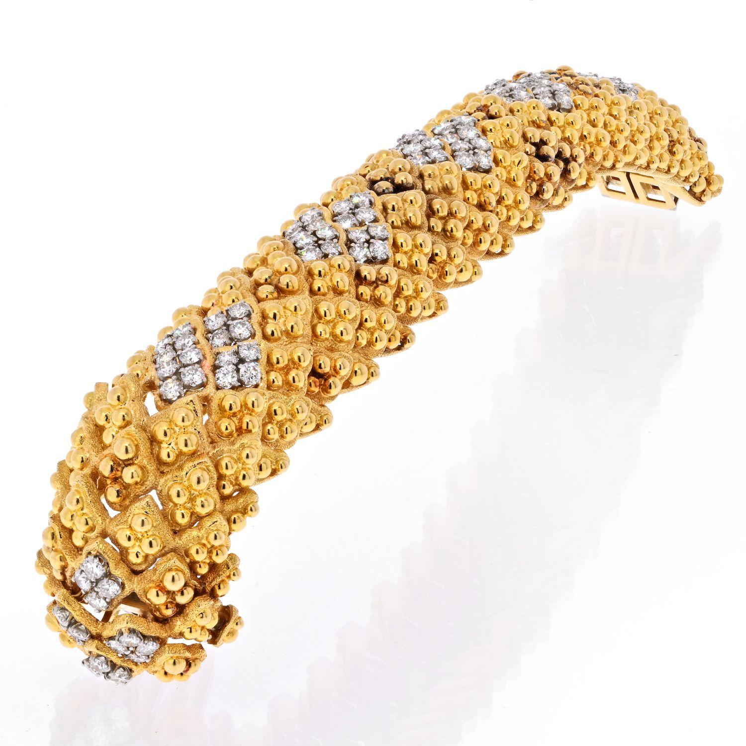 Taille ronde David Webb Bracelet large en platine et or jaune avec sections de diamants texturés chauds en vente