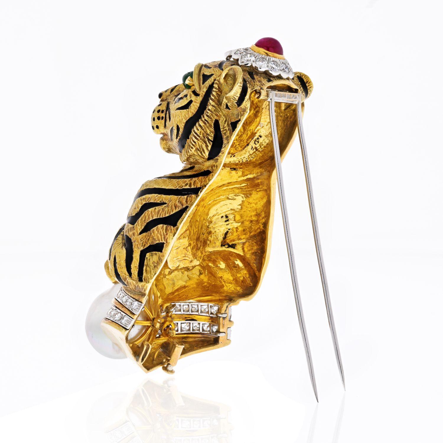 Taille émeraude David Webb Broche en platine et or 18 carats, tigre rayé noir avec émeraude, rubis et perle en vente
