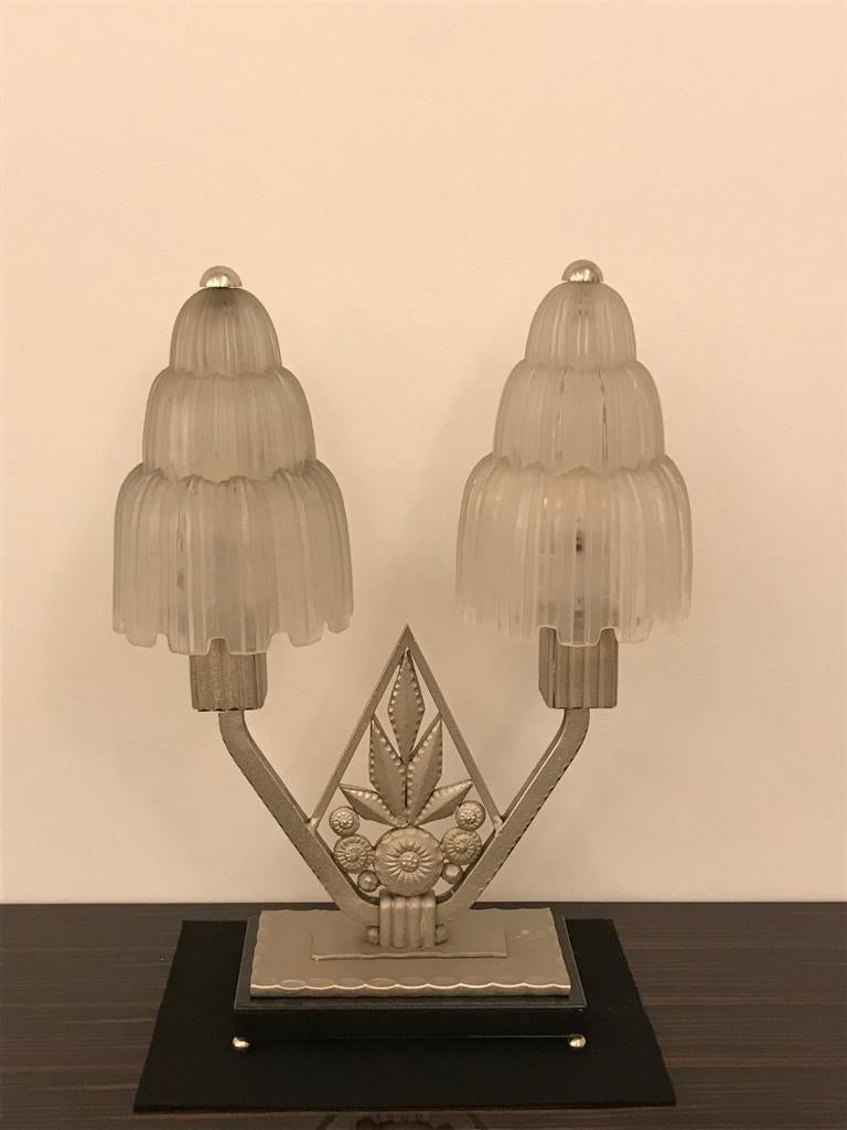 Lampe de table Art Déco française créée et signée par Marius Ernest Sabino, (1878-1961). Les abat-jour sont en verre dépoli transparent avec des détails polis appelés 
