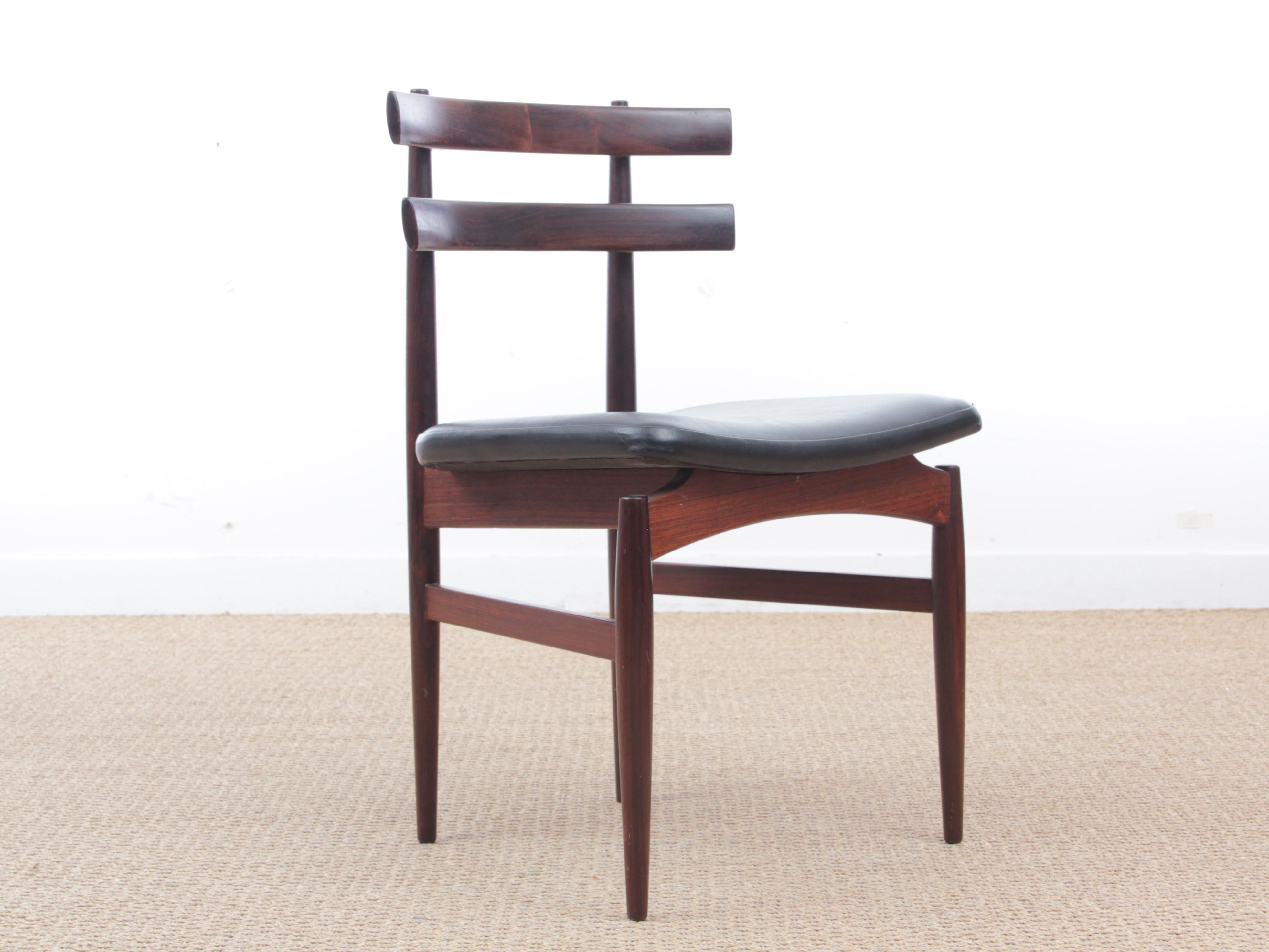 Mid-Century Modern Danish set of four chairs in rosewood by Poul Hundevad. Original upholstery in simili leather. Referenced by the Design Museum Denmark under number RP00757.