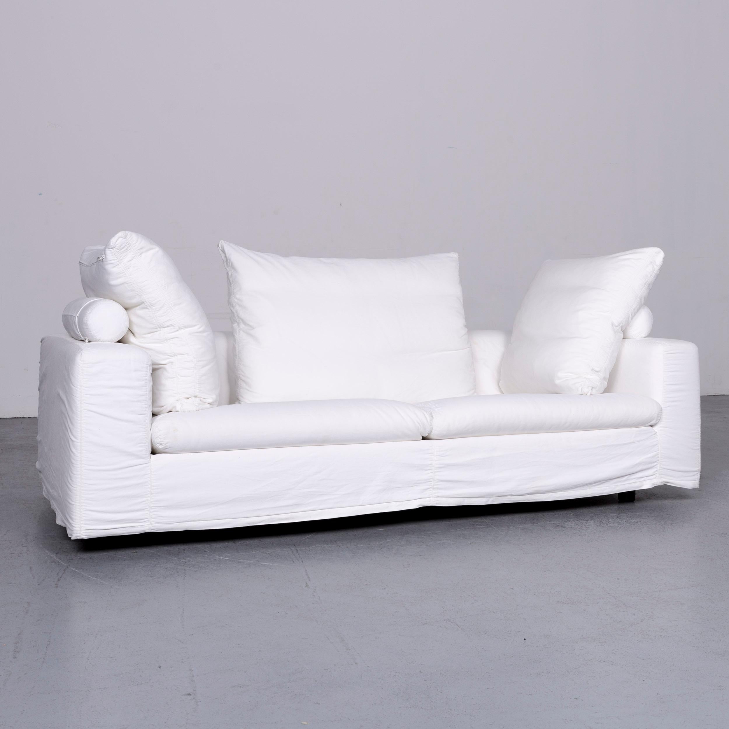 Wir präsentieren Ihnen ein Flexform Poggiolungo Designer-Sofa aus Stoff, weiß, mit drei Sitzplätzen.