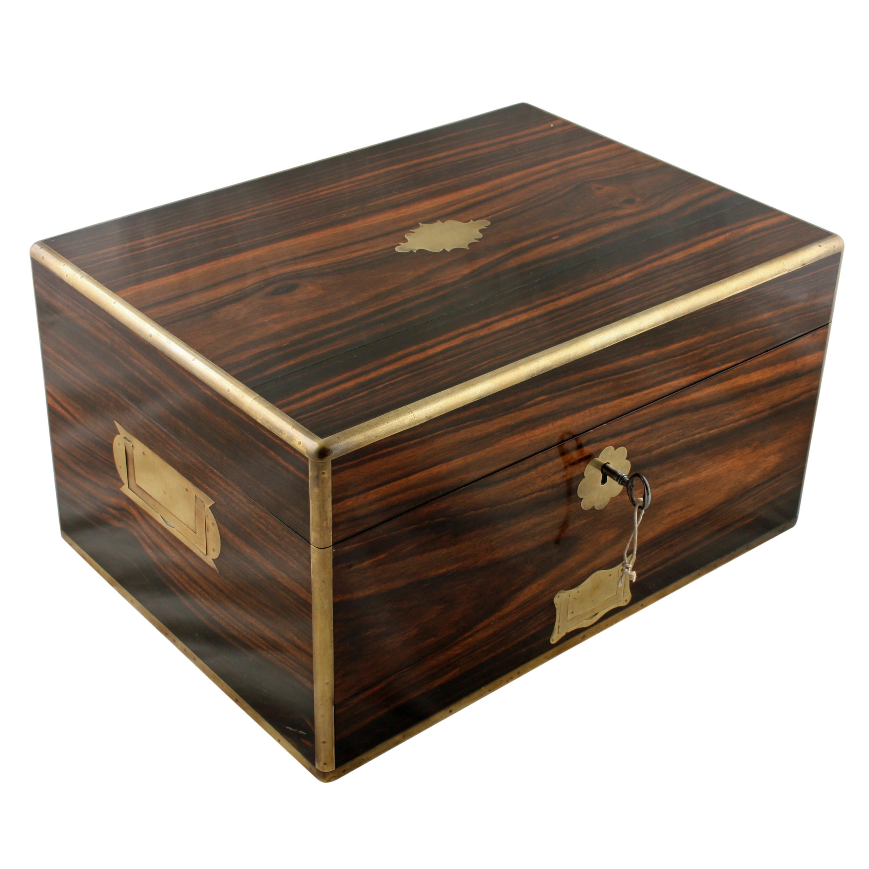 Coromandel wood jewel or dressing box

 

A fine quality mid-19th century Victorian coromandel wood veneered jewel or dressing box.

The interior is fitted out with blue leather and holds eleven sterling silver top bottles and jars and a