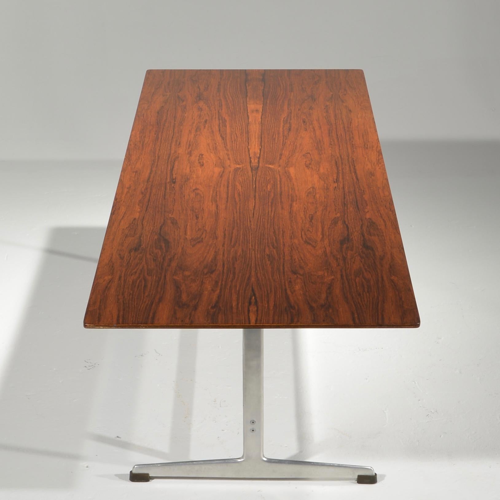 Rare Arne Jacobsen Rosewood Coffee Table In Excellent Condition For Sale In Los Angeles, CA