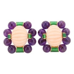 David Webb Boucles d'oreilles corail en or jaune 18 carats, améthyste violette et émail