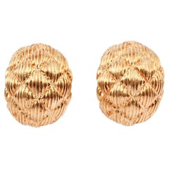 Pendientes de oro acanalados David Webb con diseño en forma de diamante