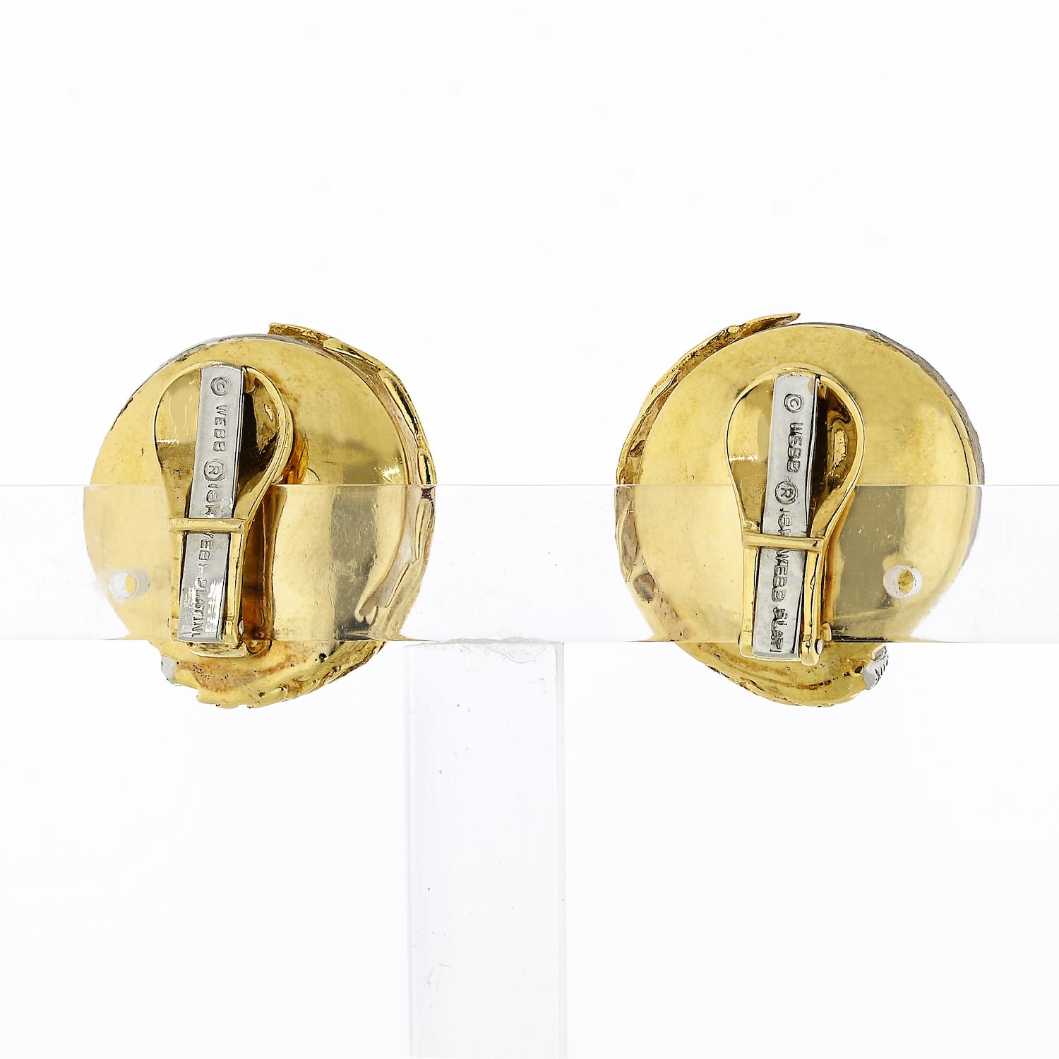 Crafted in 18K yellow gold these elegant rock crystal David Webb earrings are in excellent condition featuring round cut diamonds of excellent quality. 
Closure: clip on.
