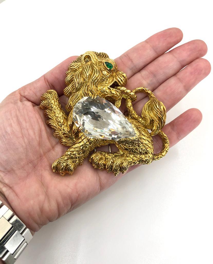 Artisan David Webb Broche Kingdom Lion Rock Crystal émeraude en vente