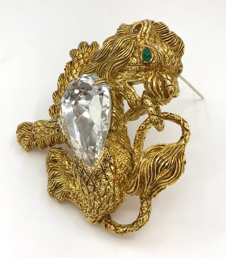 Taille poire David Webb Broche Kingdom Lion Rock Crystal émeraude en vente