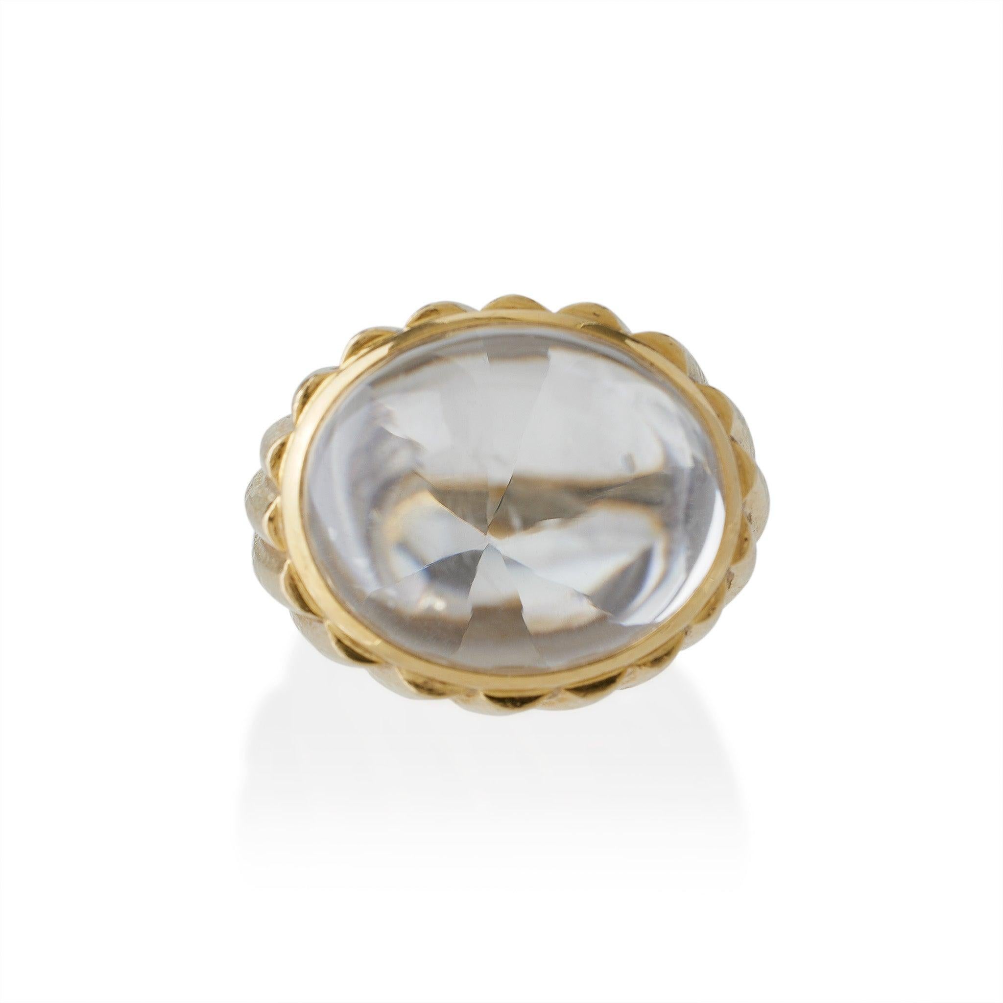 Dieser Ring aus gehämmertem 18-karätigem Gold und Bergkristall-Bombé stammt aus den 1960er bis 1970er Jahren und wurde von David Webb, New York, entworfen. Der Ring ist mit einem hochgewölbten Bergkristall-Cabochon mit einem facettierten Pavillon