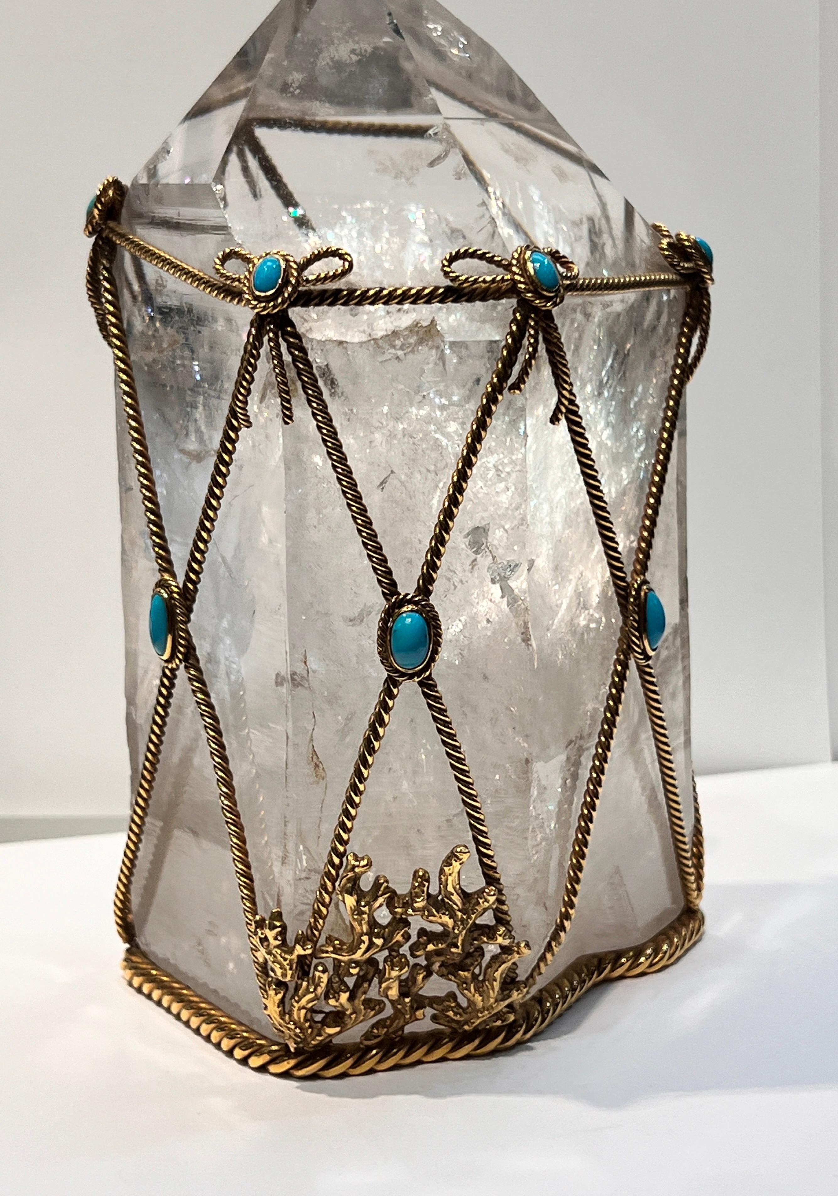 Objet de bureau en cristal de roche et turquoise David Webb 

Pointe de quartz en cristal de roche naturel décorée de torsades de corde en or, de nœuds et d'une section de branches en or, ornée de 12 cabochons de turquoise. Une plaque en or soutient