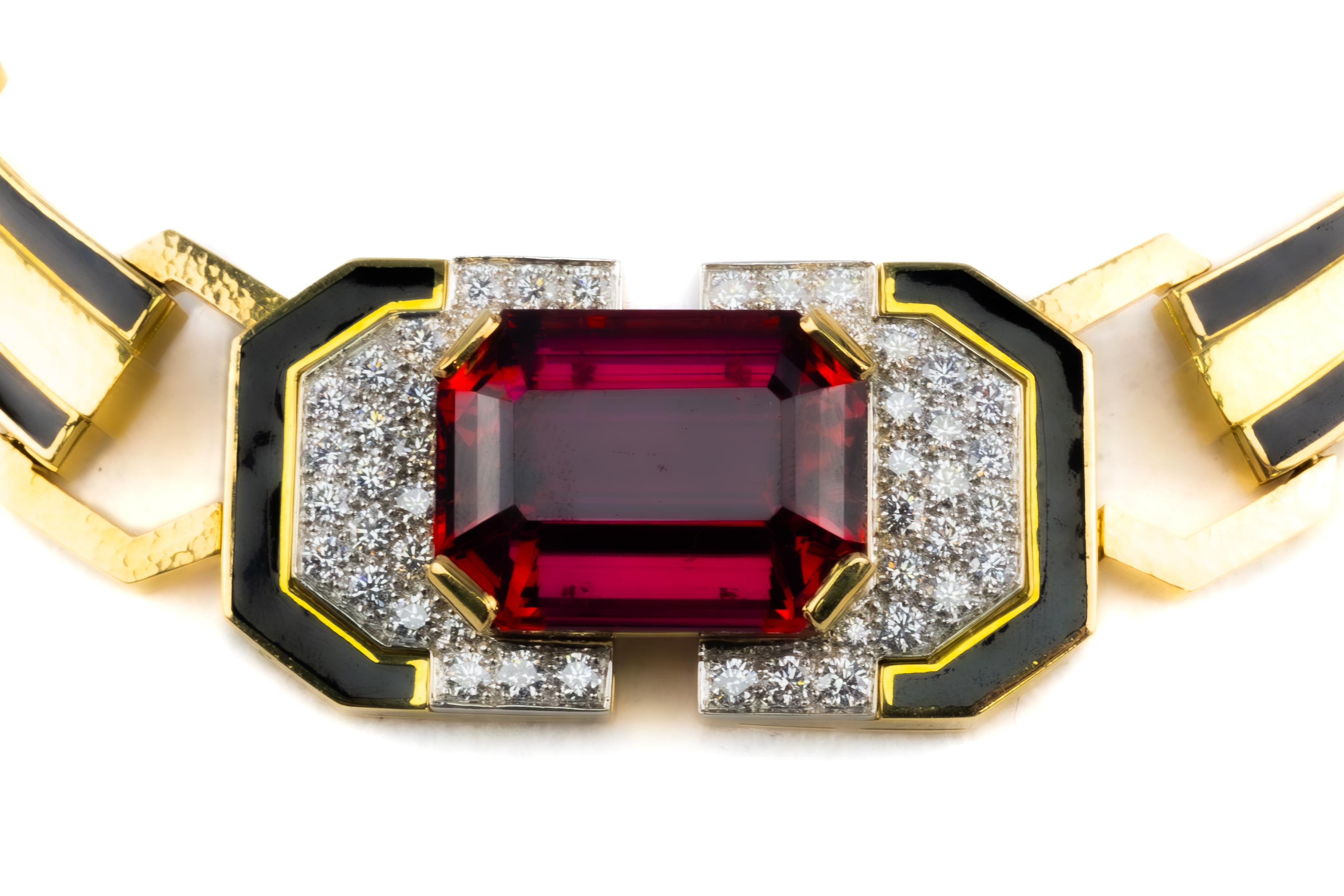 David Webb - Collier à maillons en rubellite, diamant et émail

Description :
Création saisissante et d'inspiration architecturale de David Webb, ce magnifique collier incarne l'esthétique audacieuse et le savoir-faire magistral du créateur. Au
