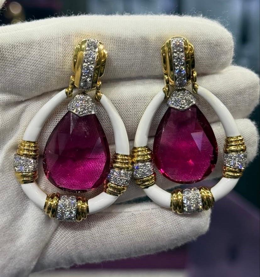 David Webb Orecchini con tormalina rubellite, diamanti e smalto

Un paio di orecchini glamour con due grandi rubelliti sfaccettati a forma di pera che pendono in un cerchio di smalto bianco e diamanti.

Misure: 2
